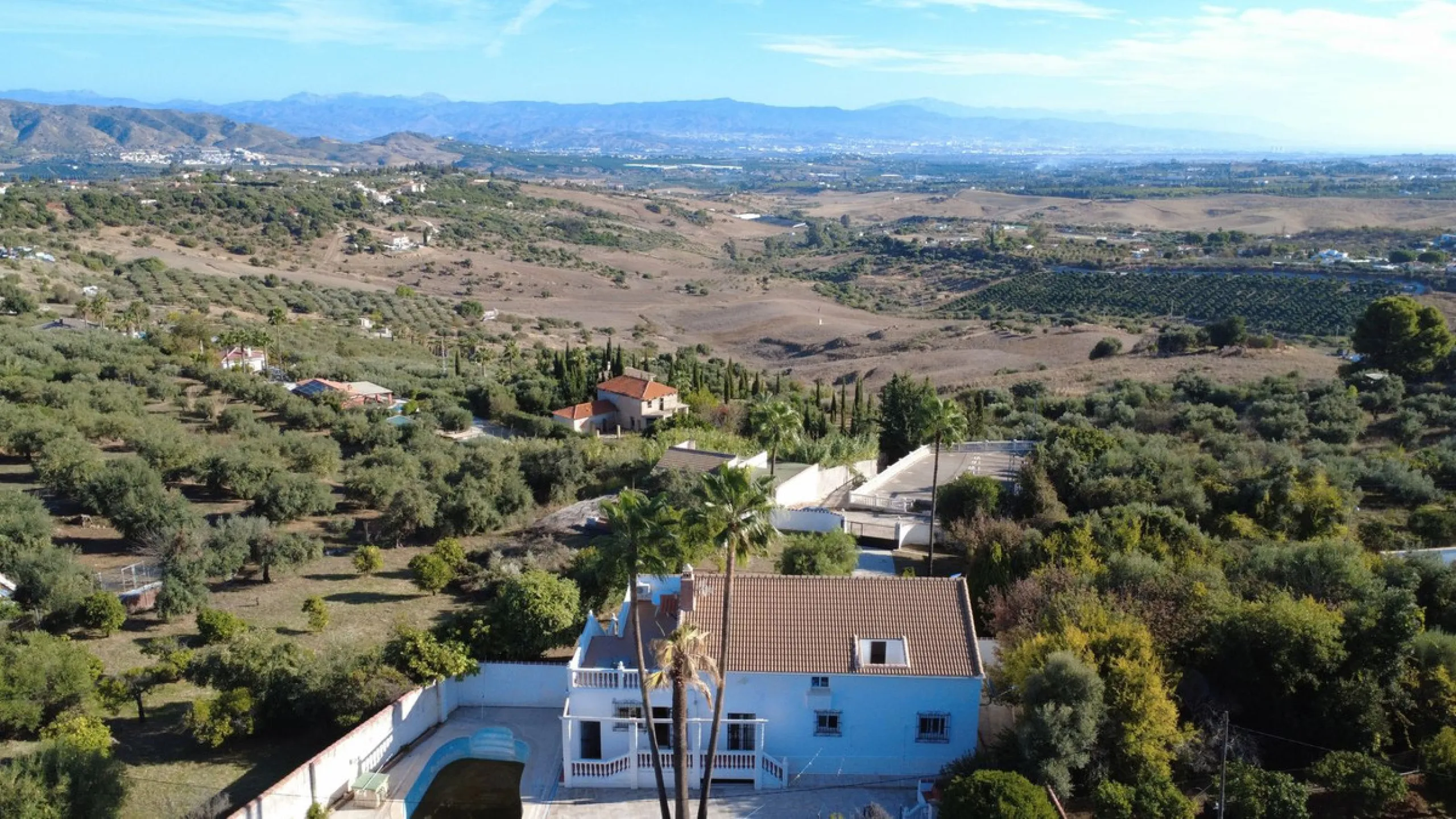 This impressive property is situated in an amazing location with views to the bay of Málaga and the Sierra de Mijas mountains.