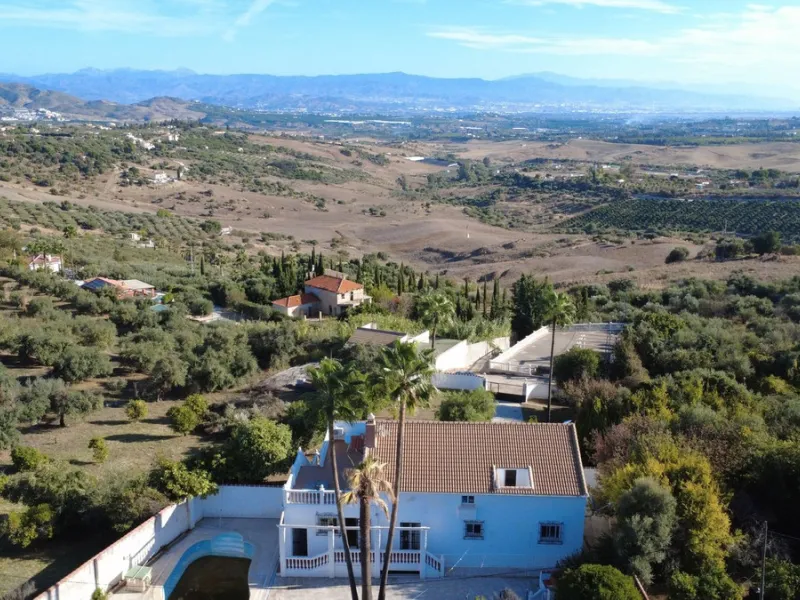 This impressive property is situated in an amazing location with views to the bay of Málaga and the Sierra de Mijas mountains.
