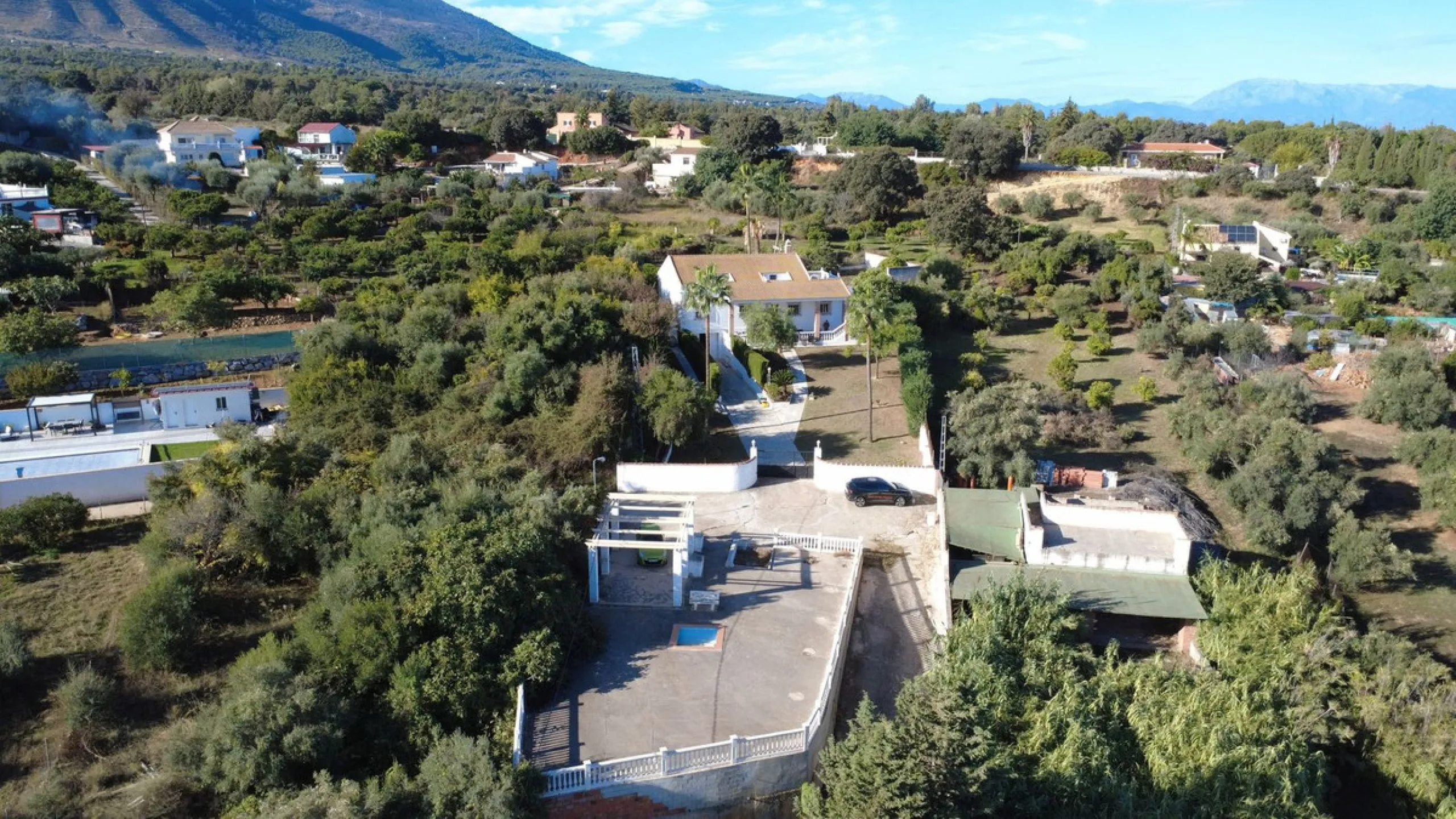 This impressive property is situated in an amazing location with views to the bay of Málaga and the Sierra de Mijas mountains.