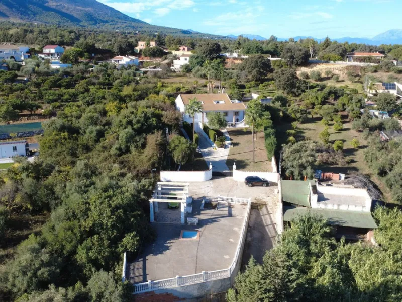 This impressive property is situated in an amazing location with views to the bay of Málaga and the Sierra de Mijas mountains.