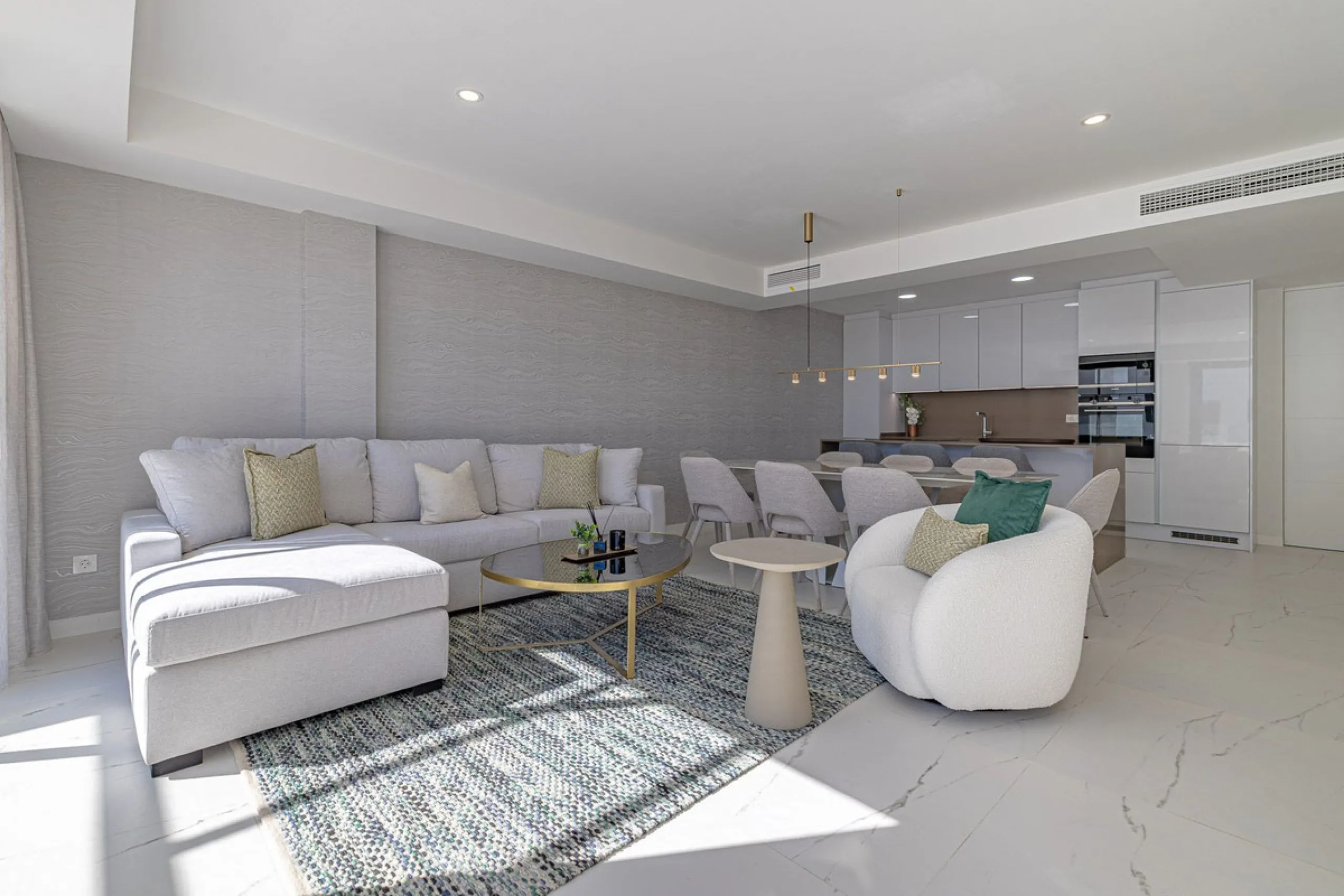 For sale: a stunning brand-new apartment, never lived in, offering a privileged location with beautiful sea views.