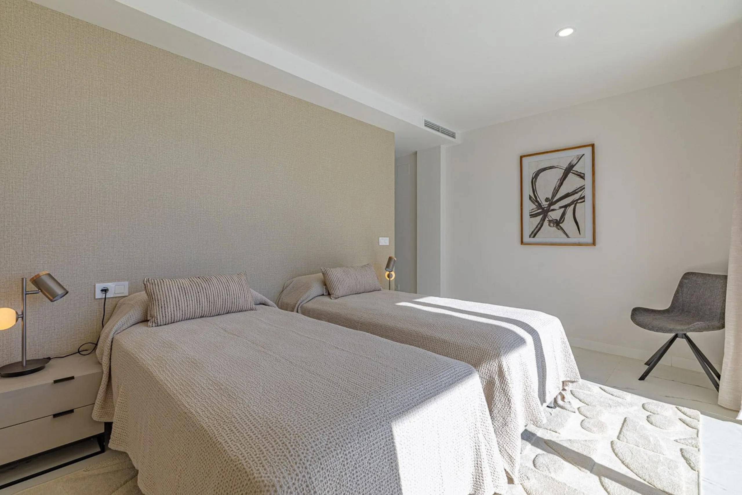 For sale: a stunning brand-new apartment, never lived in, offering a privileged location with beautiful sea views.