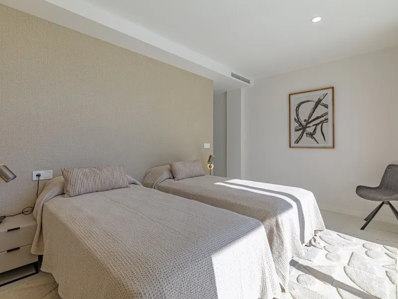 For sale: a stunning brand-new apartment, never lived in, offering a privileged location with beautiful sea views.