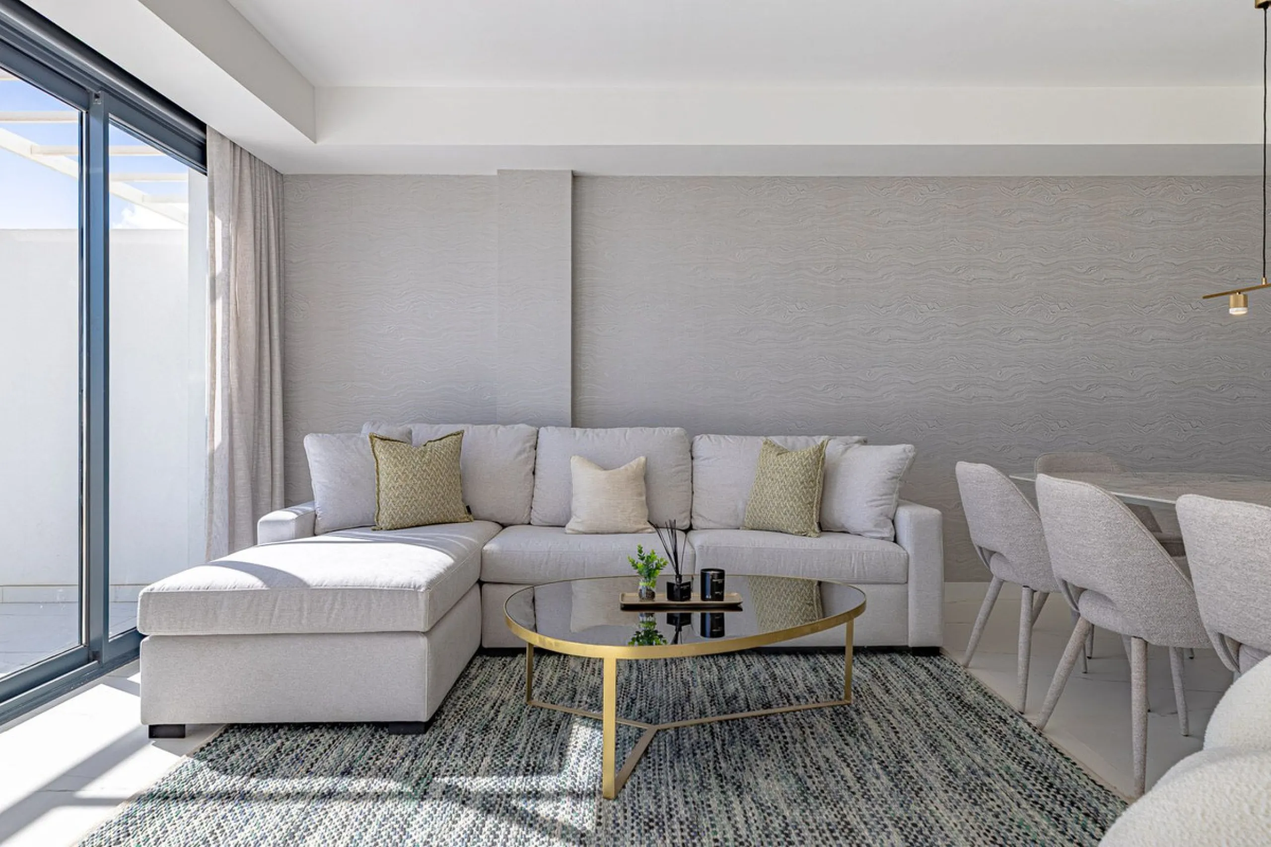 For sale: a stunning brand-new apartment, never lived in, offering a privileged location with beautiful sea views.