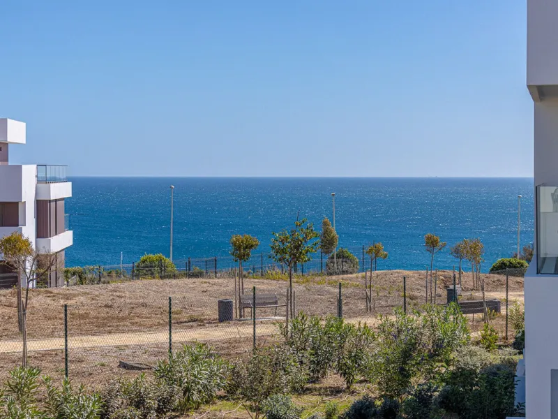 For sale: a stunning brand-new apartment, never lived in, offering a privileged location with beautiful sea views.