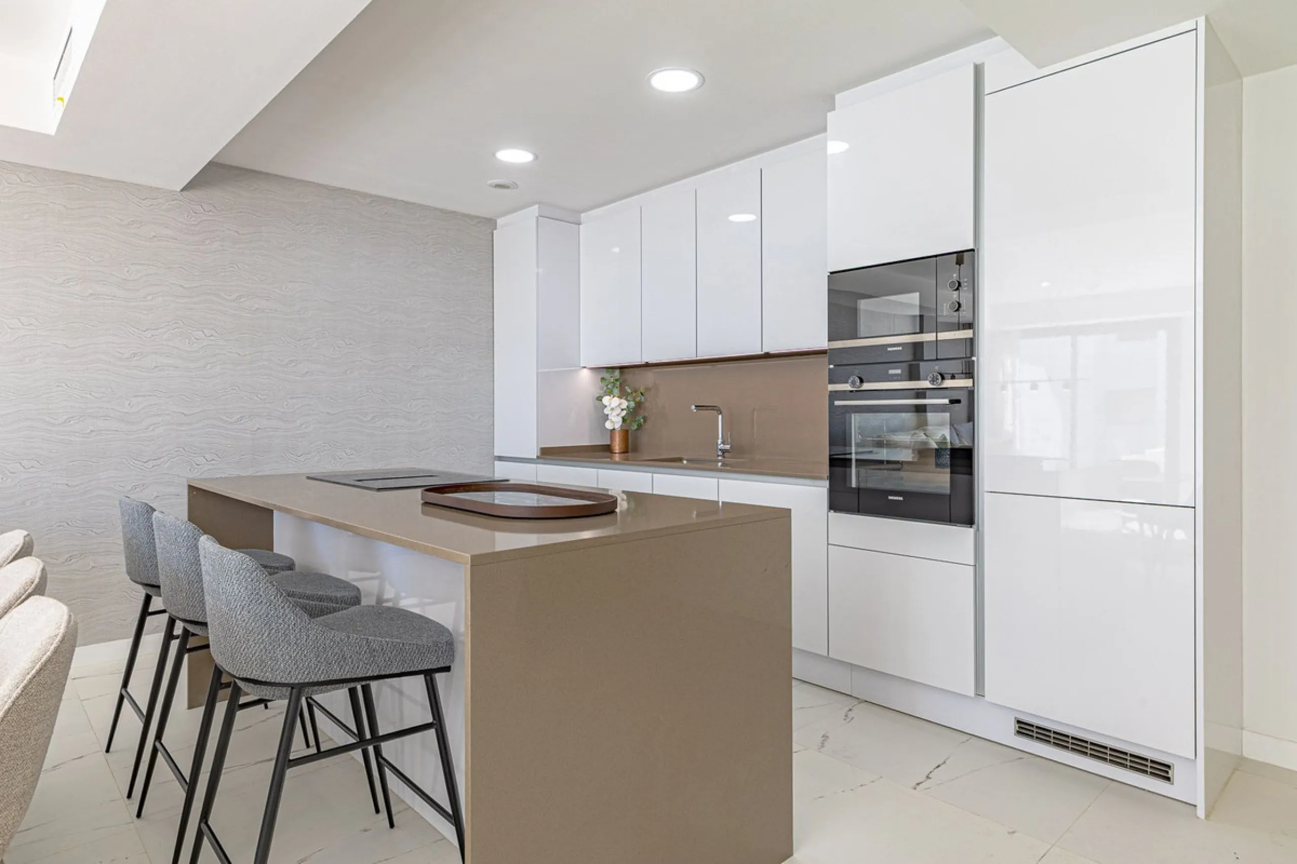 For sale: a stunning brand-new apartment, never lived in, offering a privileged location with beautiful sea views.