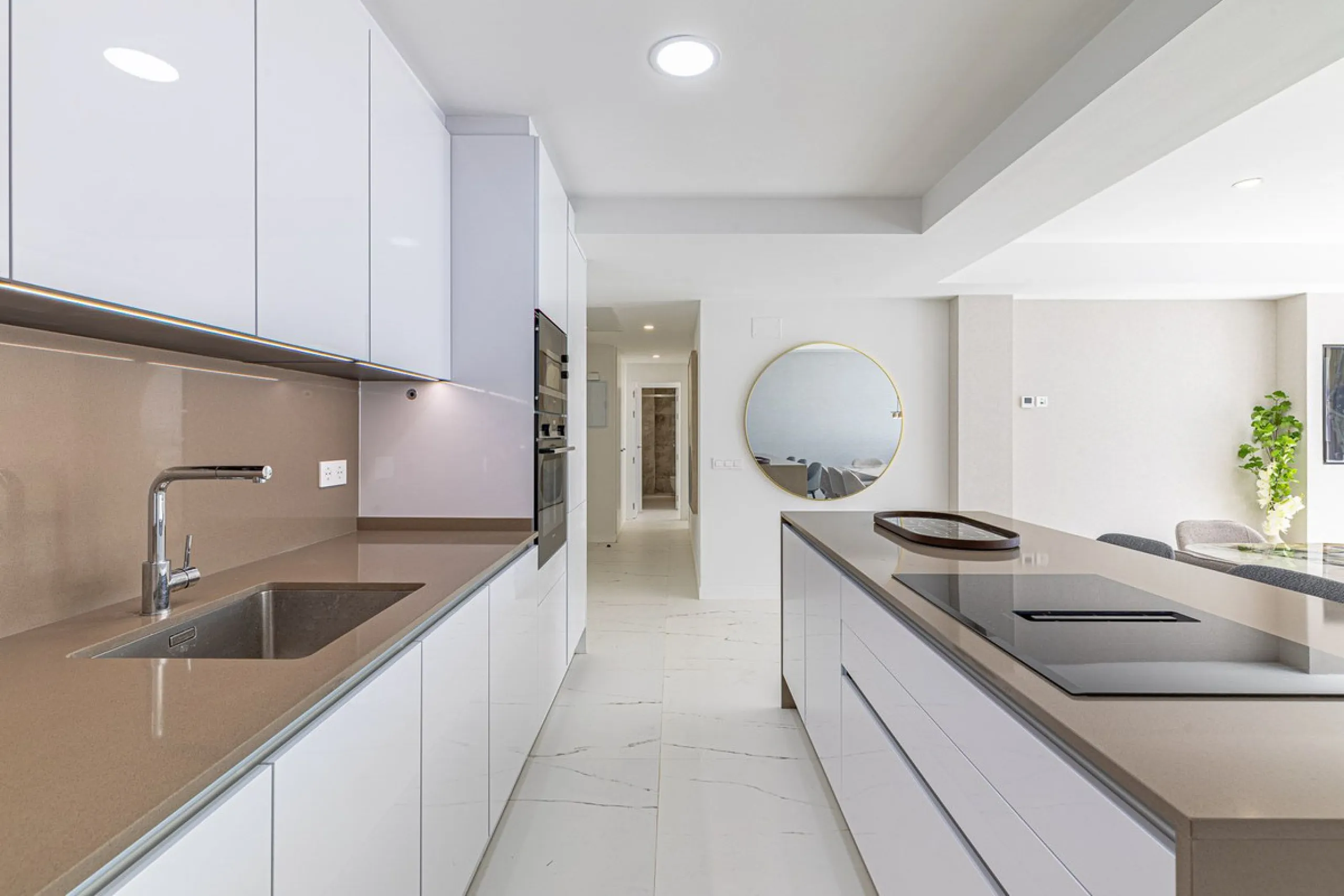 For sale: a stunning brand-new apartment, never lived in, offering a privileged location with beautiful sea views.