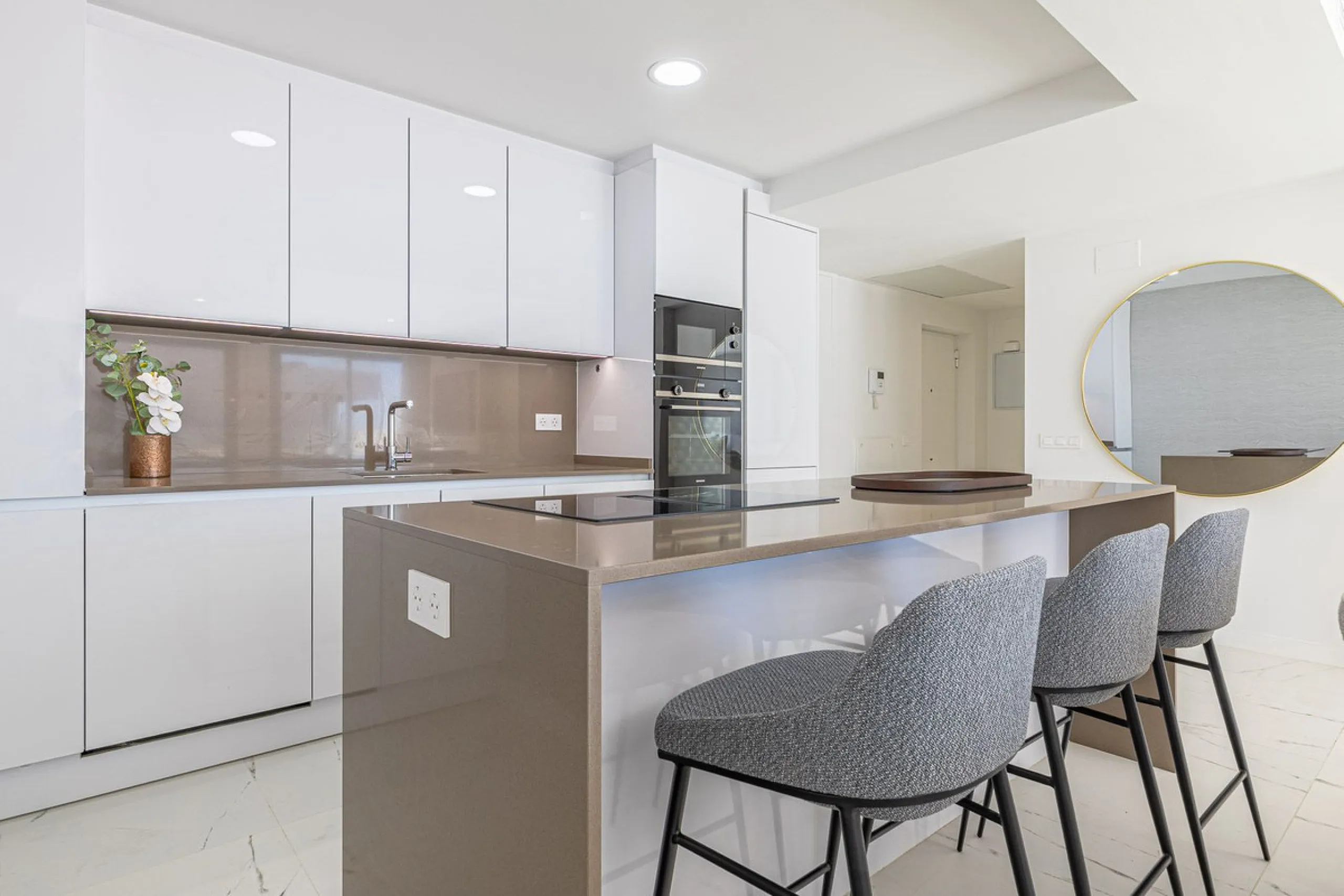 For sale: a stunning brand-new apartment, never lived in, offering a privileged location with beautiful sea views.