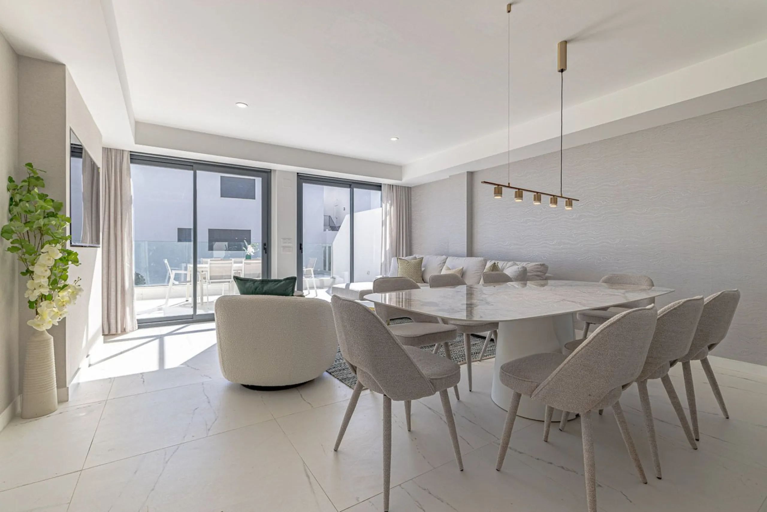 For sale: a stunning brand-new apartment, never lived in, offering a privileged location with beautiful sea views.