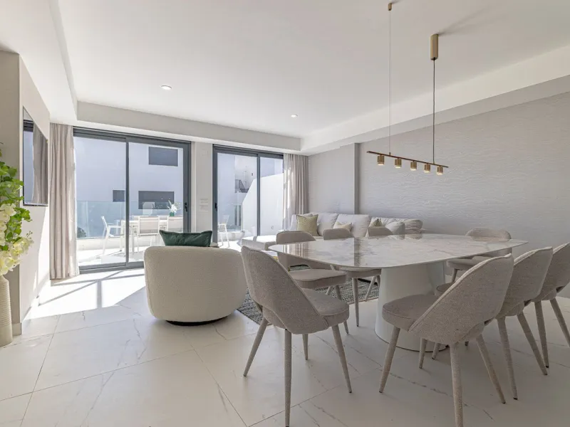 For sale: a stunning brand-new apartment, never lived in, offering a privileged location with beautiful sea views.