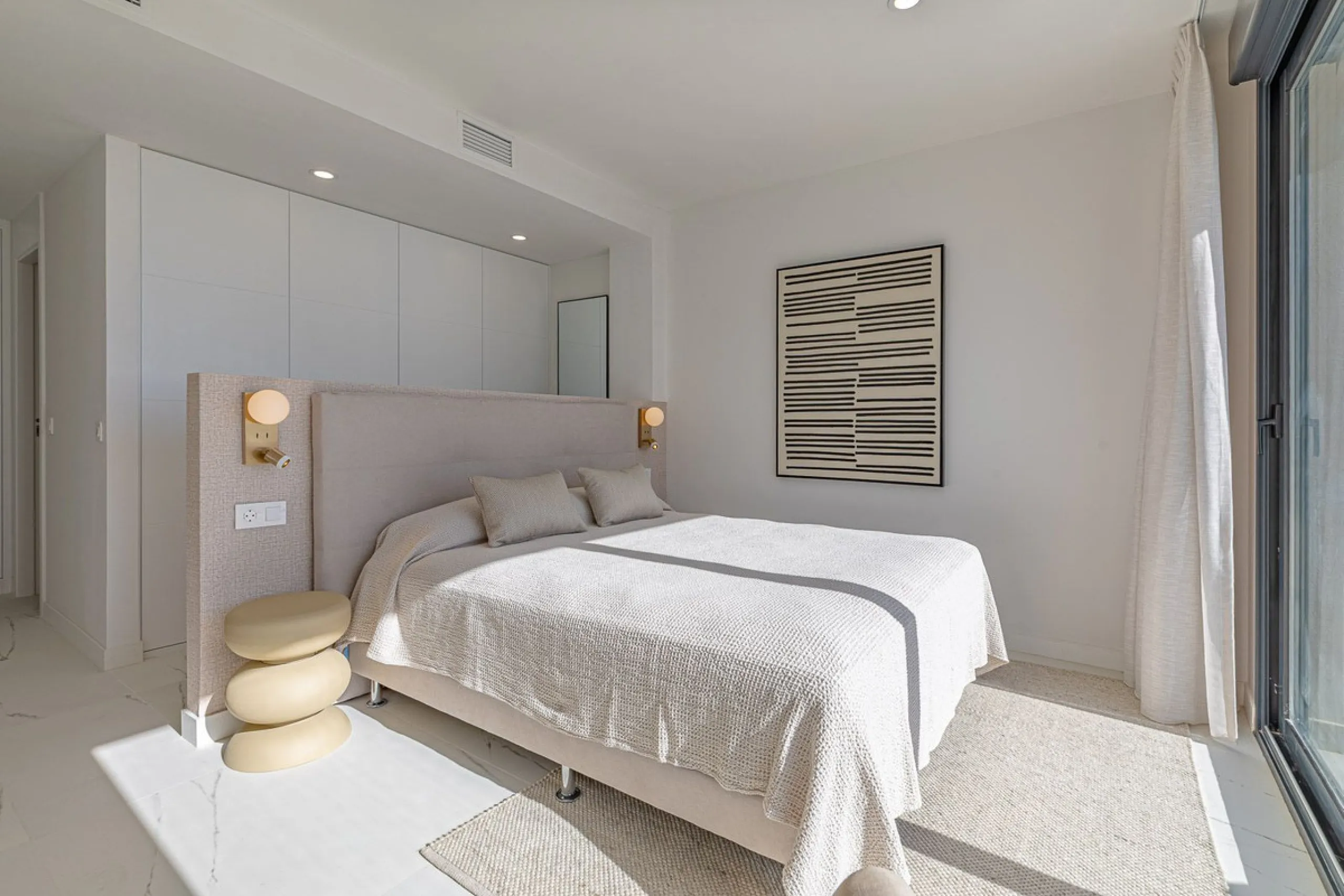 For sale: a stunning brand-new apartment, never lived in, offering a privileged location with beautiful sea views.