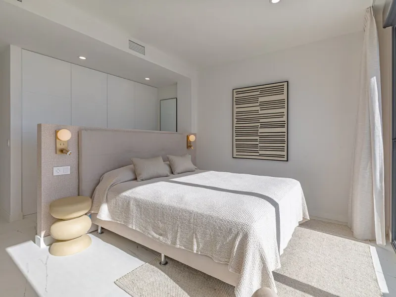 For sale: a stunning brand-new apartment, never lived in, offering a privileged location with beautiful sea views.