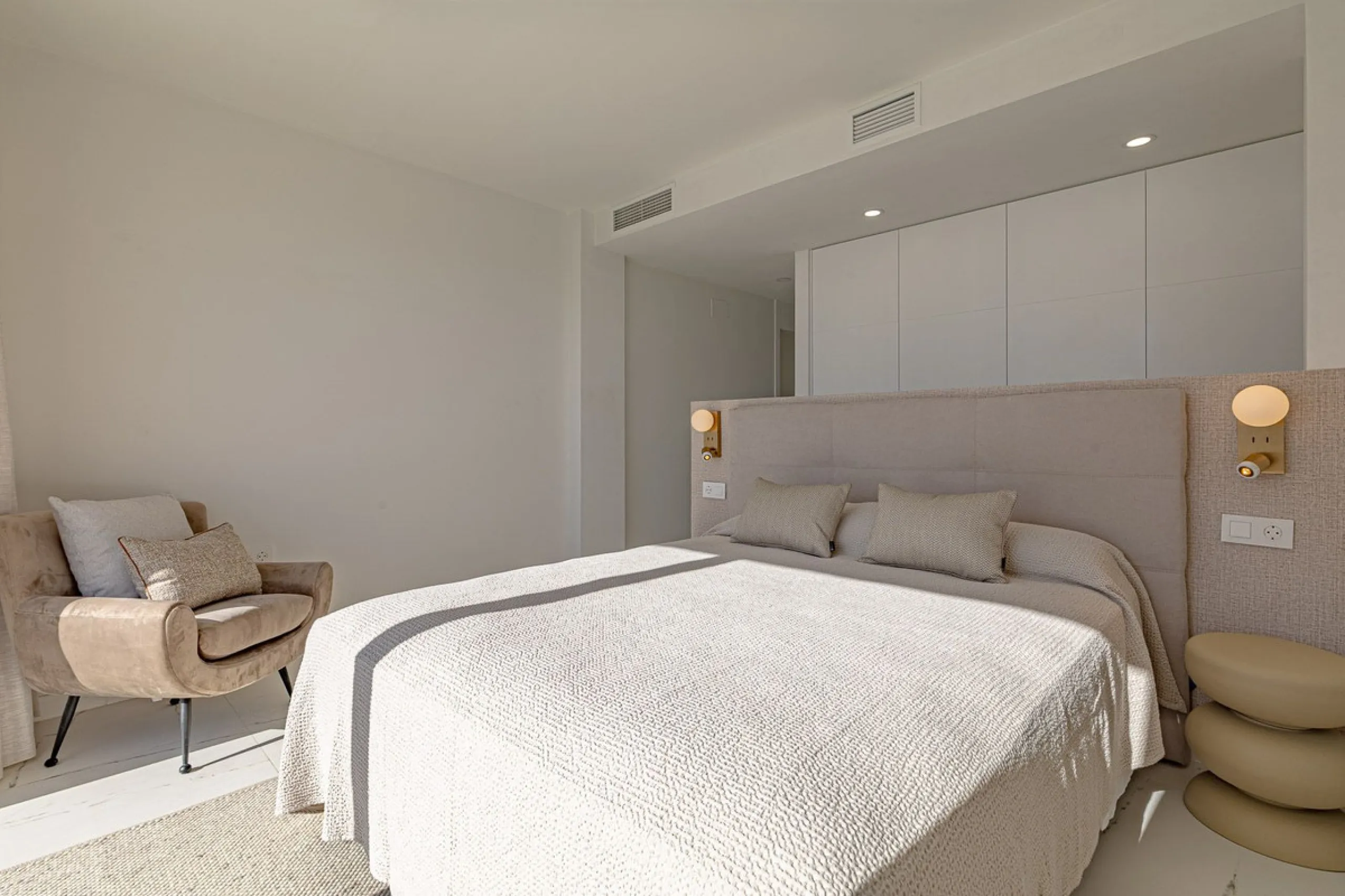 For sale: a stunning brand-new apartment, never lived in, offering a privileged location with beautiful sea views.