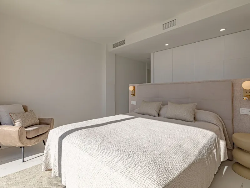 For sale: a stunning brand-new apartment, never lived in, offering a privileged location with beautiful sea views.
