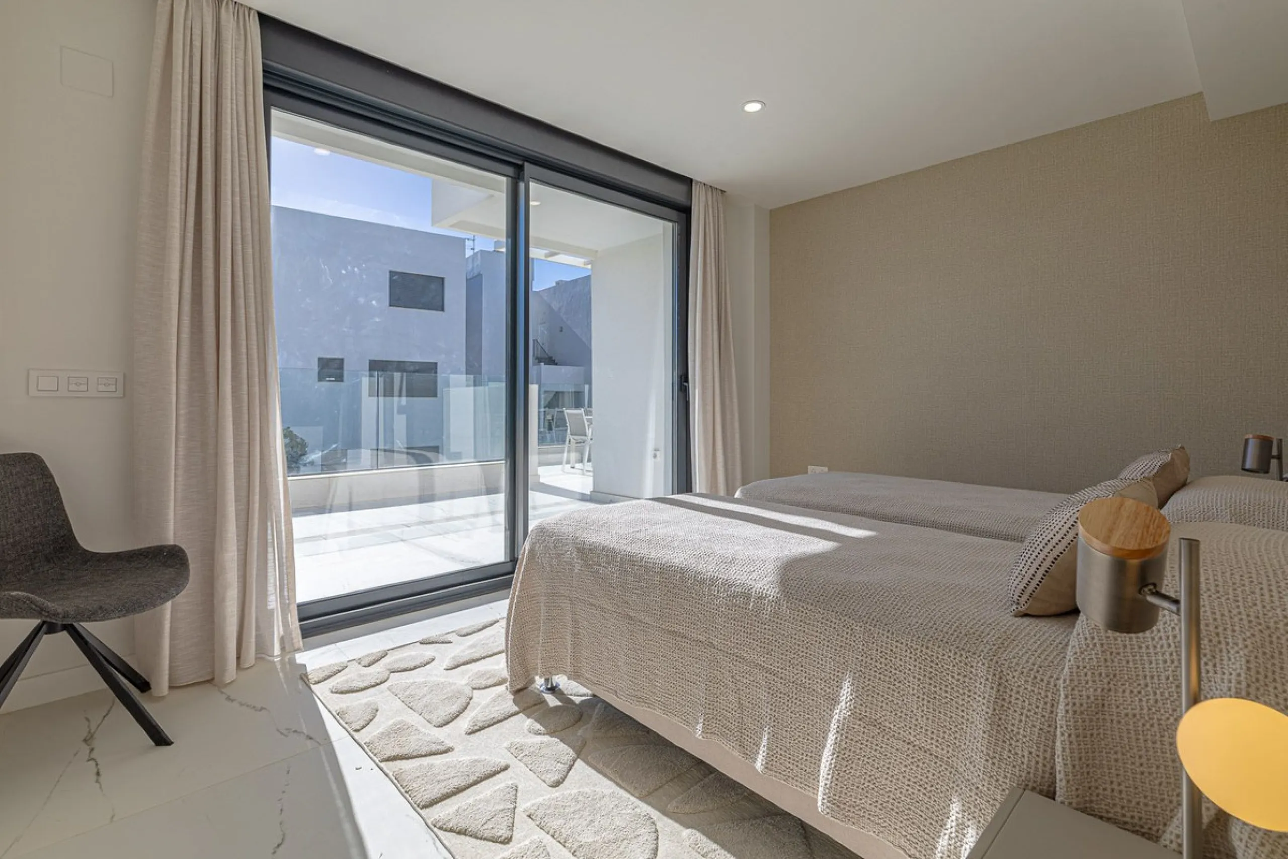 For sale: a stunning brand-new apartment, never lived in, offering a privileged location with beautiful sea views.