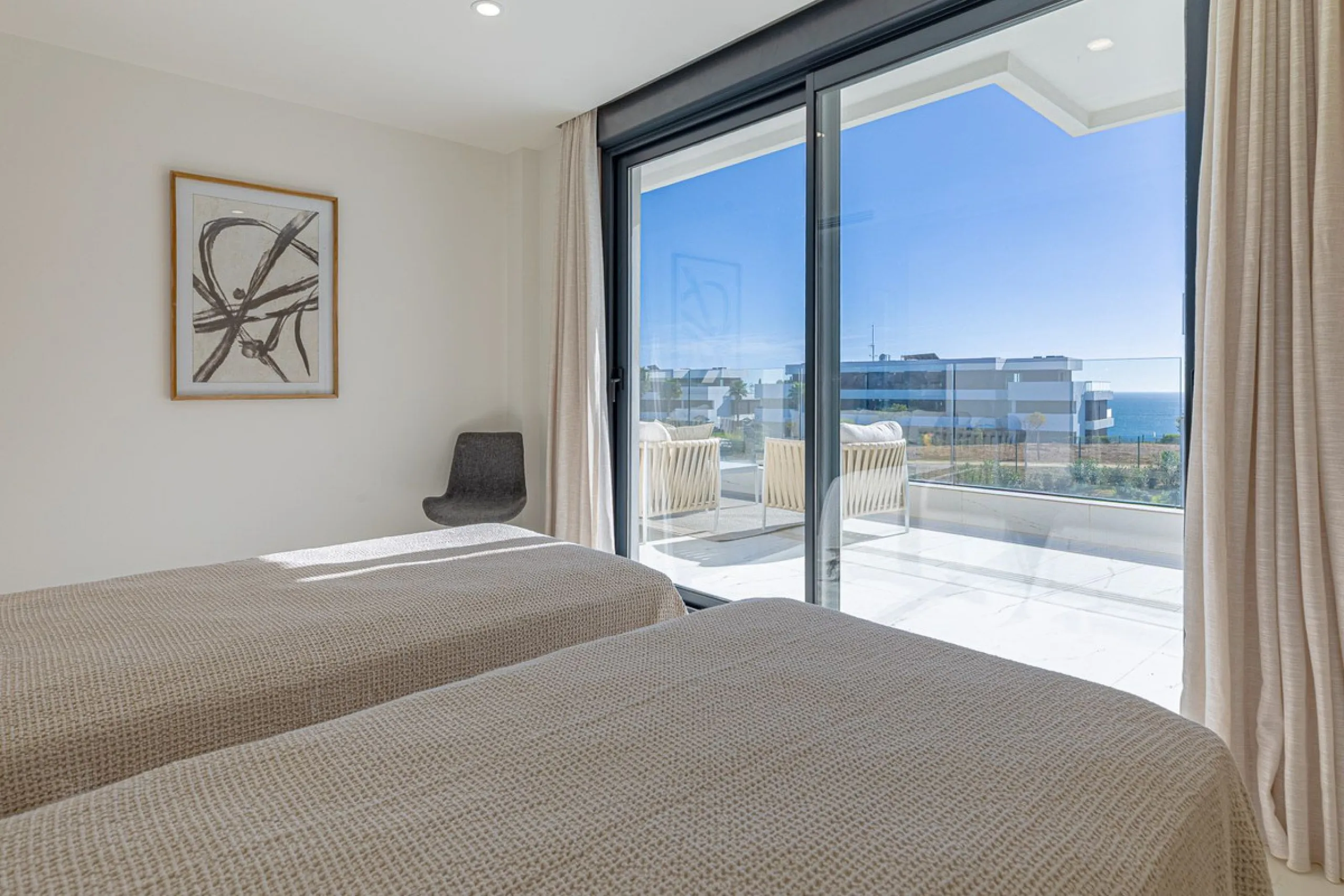 For sale: a stunning brand-new apartment, never lived in, offering a privileged location with beautiful sea views.