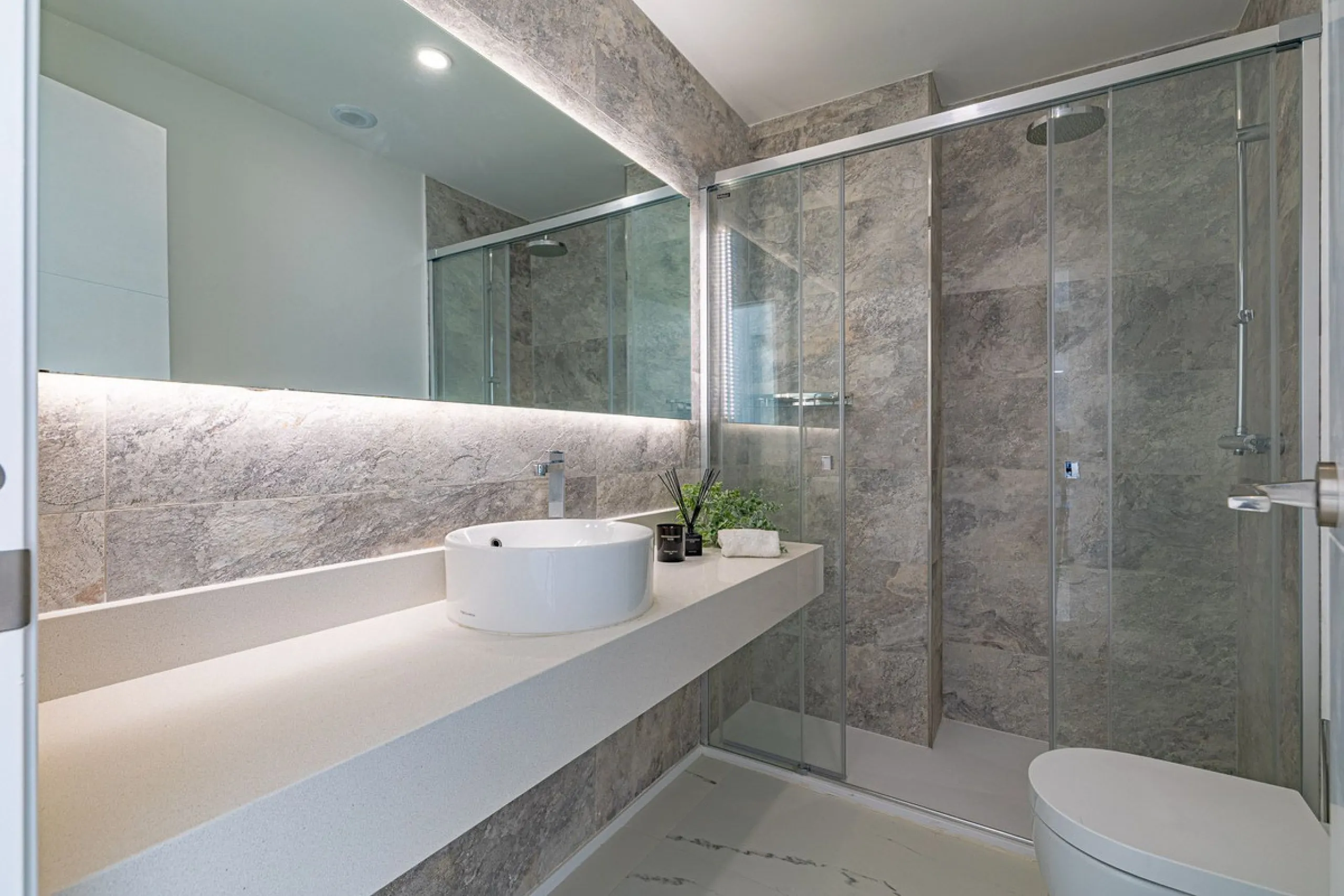 For sale: a stunning brand-new apartment, never lived in, offering a privileged location with beautiful sea views.
