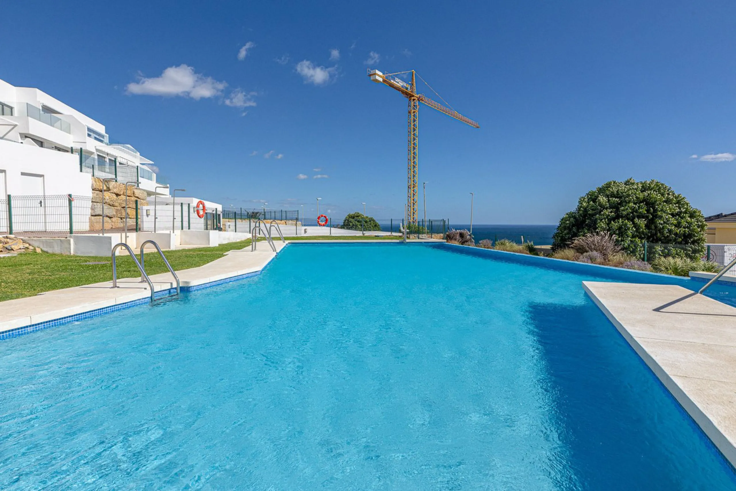 For sale: a stunning brand-new apartment, never lived in, offering a privileged location with beautiful sea views.