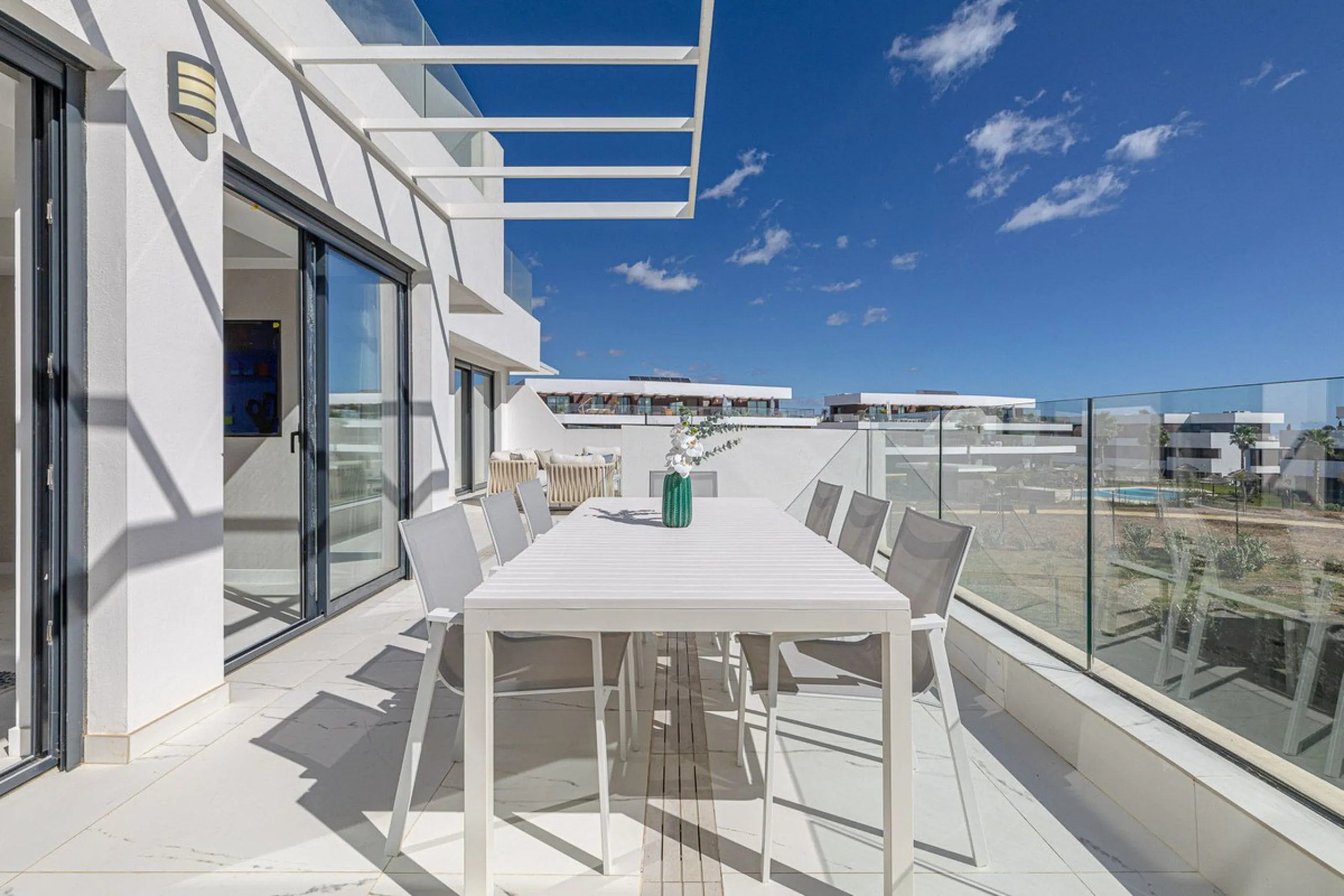 For sale: a stunning brand-new apartment, never lived in, offering a privileged location with beautiful sea views.