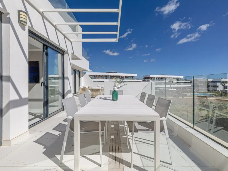 For sale: a stunning brand-new apartment, never lived in, offering a privileged location with beautiful sea views.
