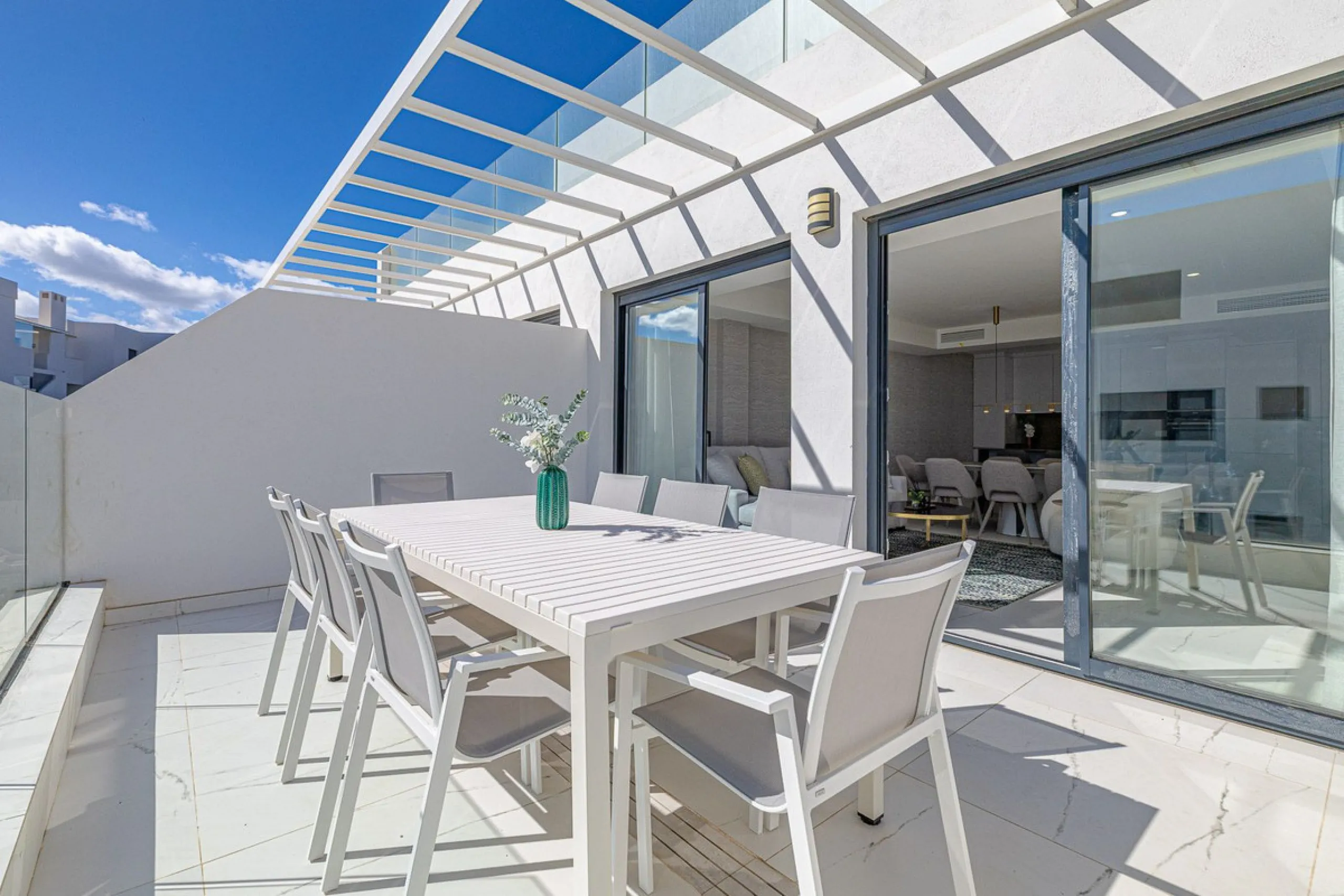 For sale: a stunning brand-new apartment, never lived in, offering a privileged location with beautiful sea views.