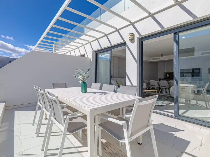 For sale: a stunning brand-new apartment, never lived in, offering a privileged location with beautiful sea views.