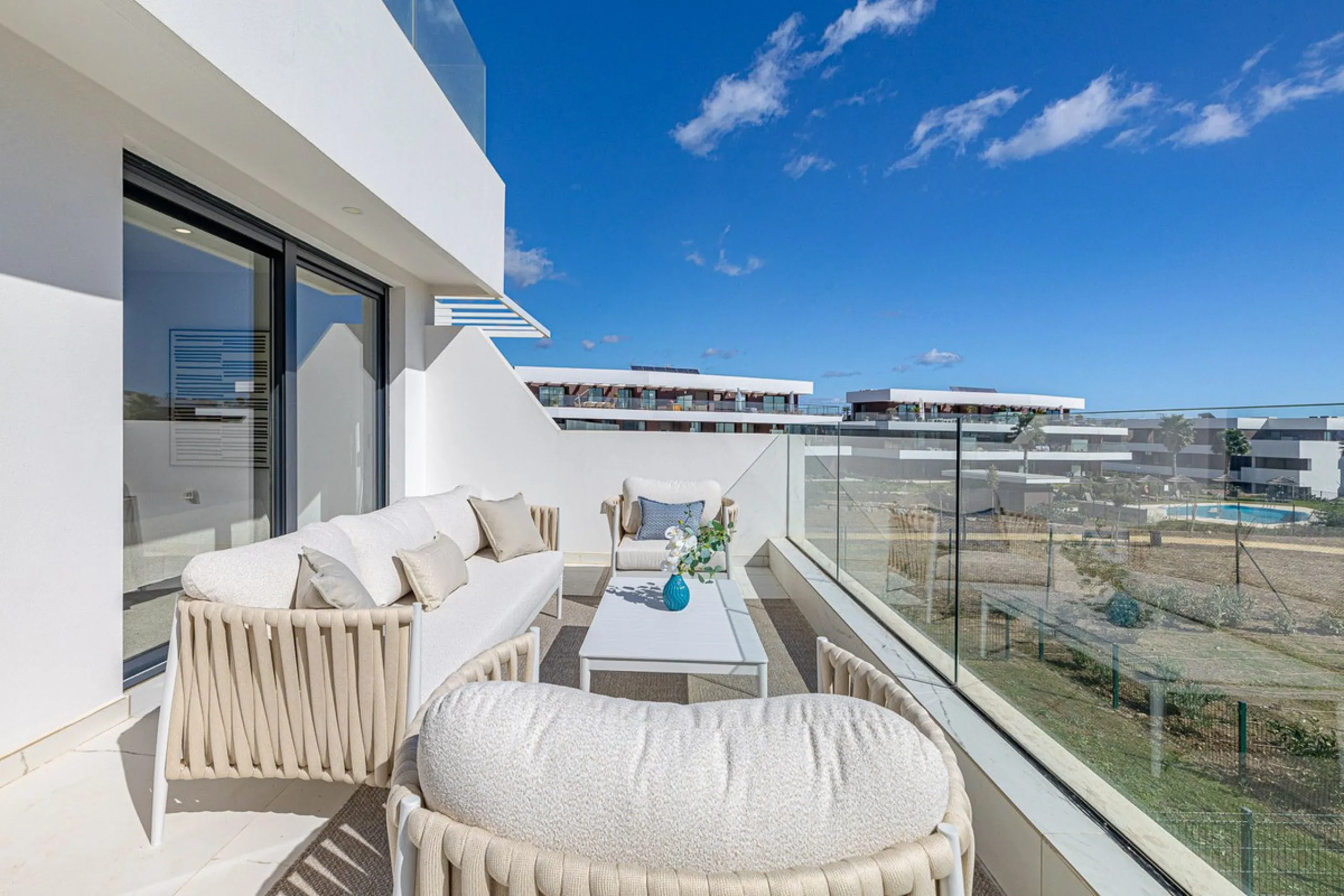 For sale: a stunning brand-new apartment, never lived in, offering a privileged location with beautiful sea views.