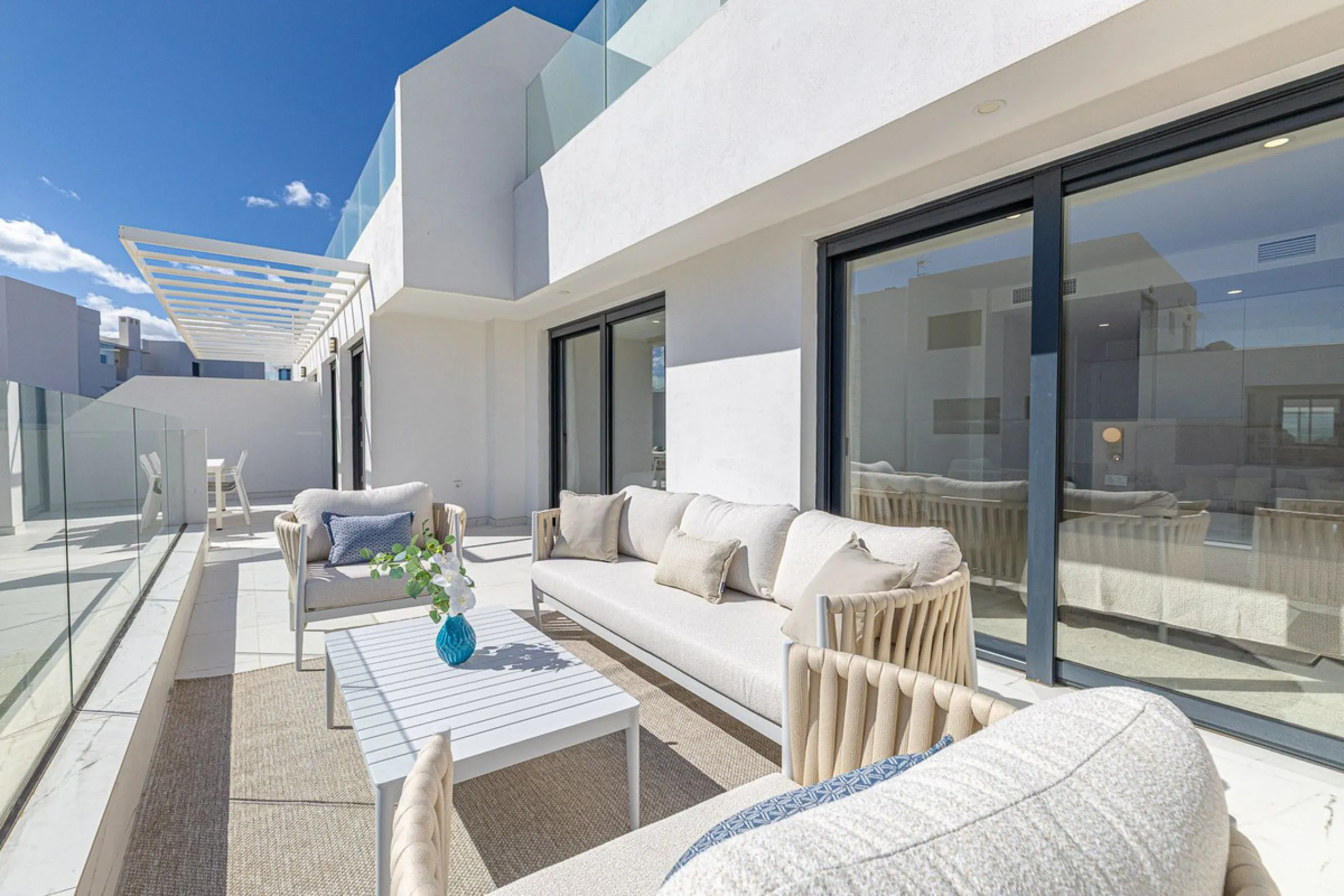 For sale: a stunning brand-new apartment, never lived in, offering a privileged location with beautiful sea views.
