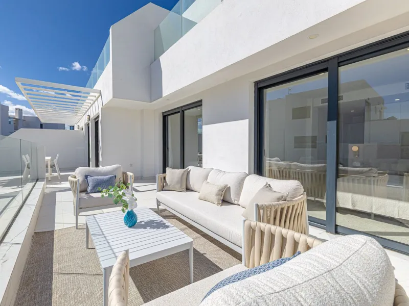 For sale: a stunning brand-new apartment, never lived in, offering a privileged location with beautiful sea views.