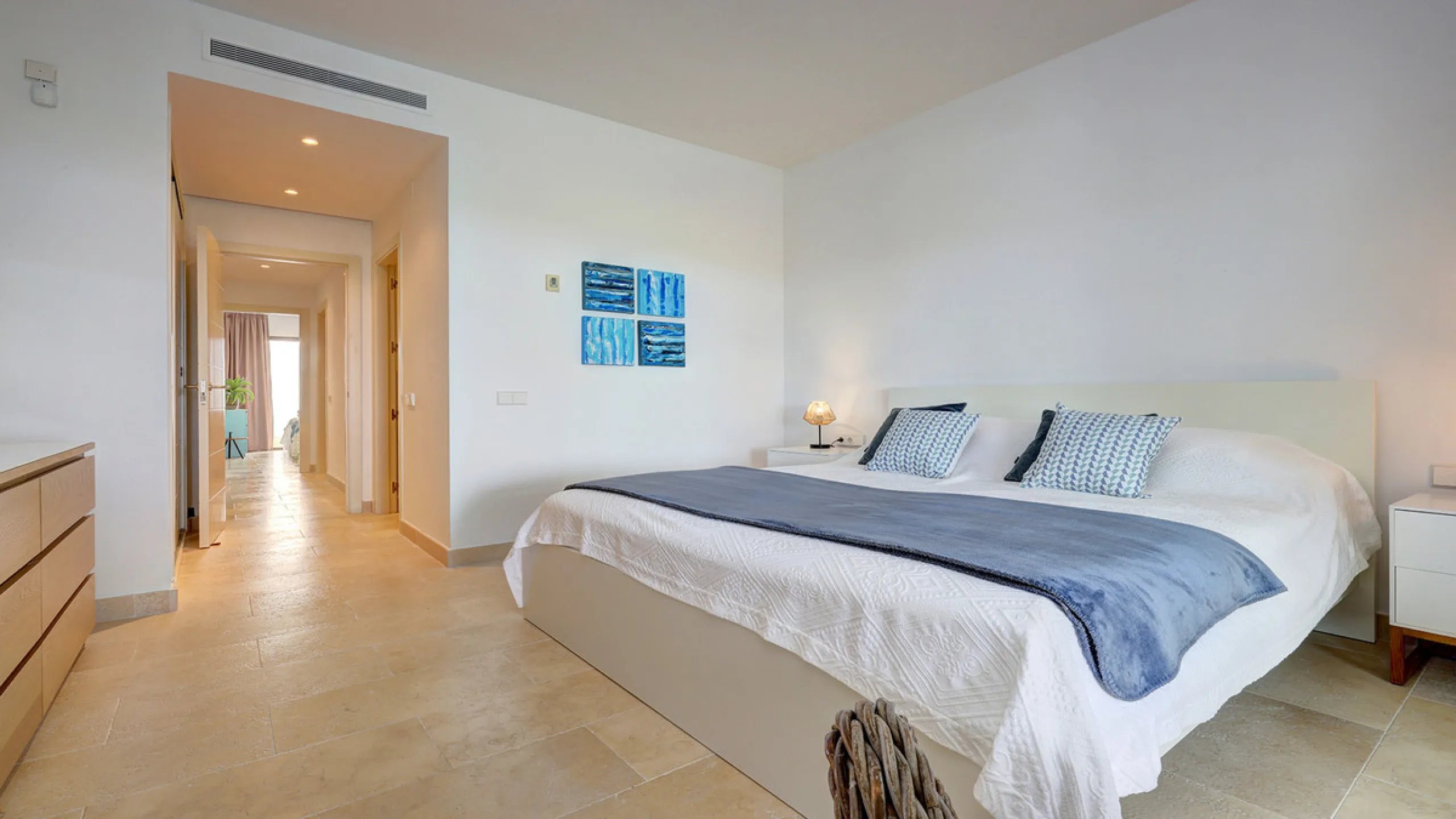 Diese elegante Erdgeschosswohnung liegt in der exklusiven Wohnanlage Terrazas de Cortesin, mitten im weltbekannten Finca Cortesin Golf Resort in Casares. Bekannt für seinen Meisterschaftsgolfplatz (Austragungsort des Solheim Cups 2023)