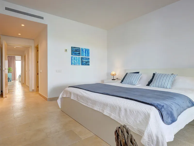 Diese elegante Erdgeschosswohnung liegt in der exklusiven Wohnanlage Terrazas de Cortesin, mitten im weltbekannten Finca Cortesin Golf Resort in Casares. Bekannt für seinen Meisterschaftsgolfplatz (Austragungsort des Solheim Cups 2023)