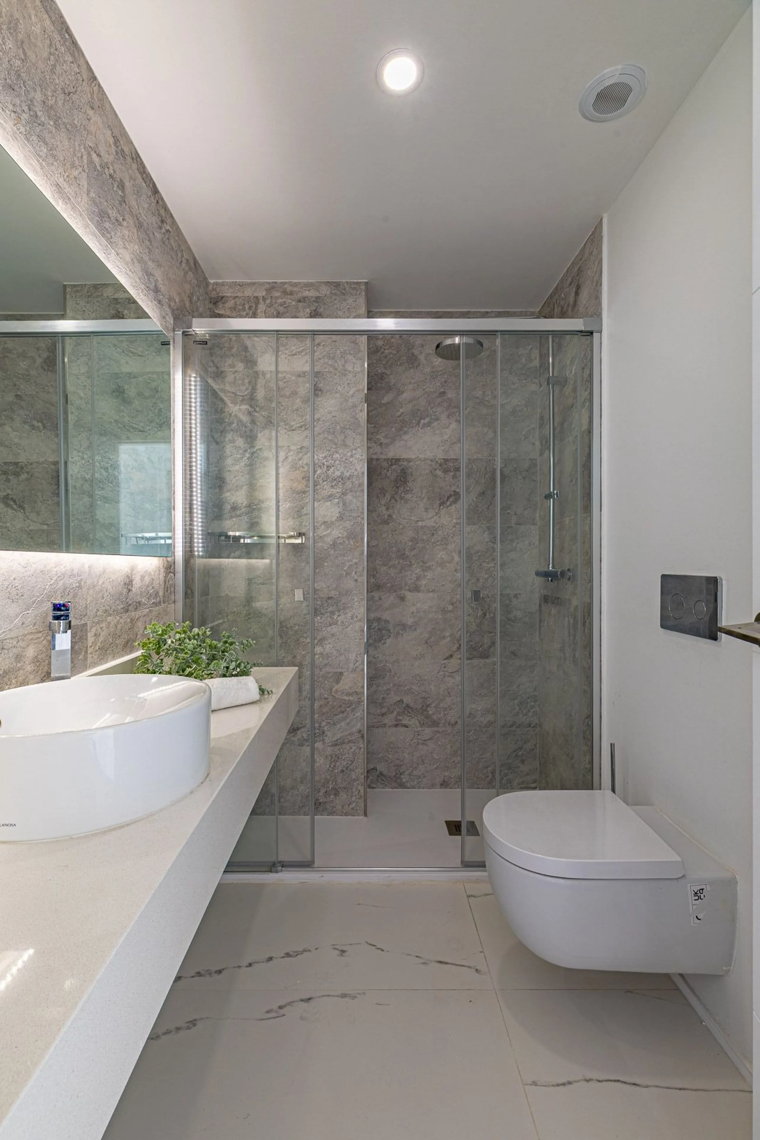 For sale: a stunning brand-new apartment, never lived in, offering a privileged location with beautiful sea views.