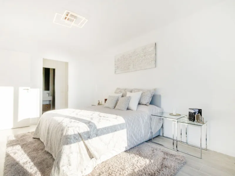 The fashionable townhouses of Oceana Collection are split over three levels and offer an open plan design full of natural light. The living area is spacious with a fully fitted kitchen and elegant lounge and dining area all benefiting from a bright sunlit