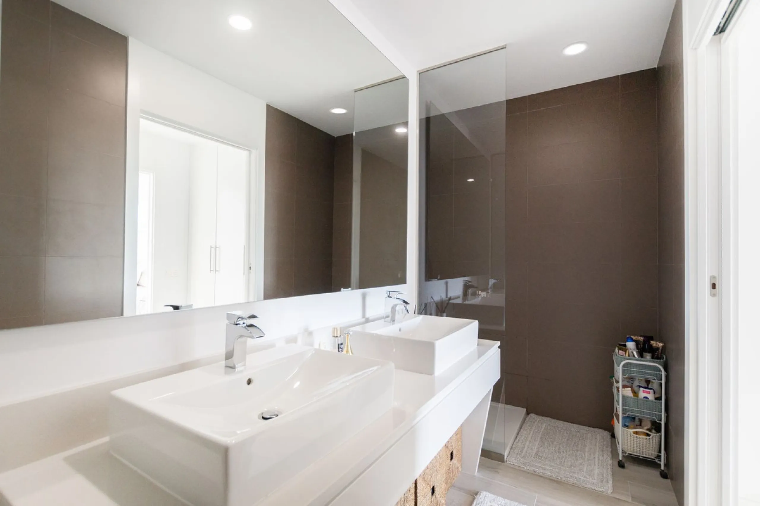The fashionable townhouses of Oceana Collection are split over three levels and offer an open plan design full of natural light. The living area is spacious with a fully fitted kitchen and elegant lounge and dining area all benefiting from a bright sunlit