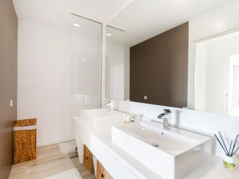 The fashionable townhouses of Oceana Collection are split over three levels and offer an open plan design full of natural light. The living area is spacious with a fully fitted kitchen and elegant lounge and dining area all benefiting from a bright sunlit