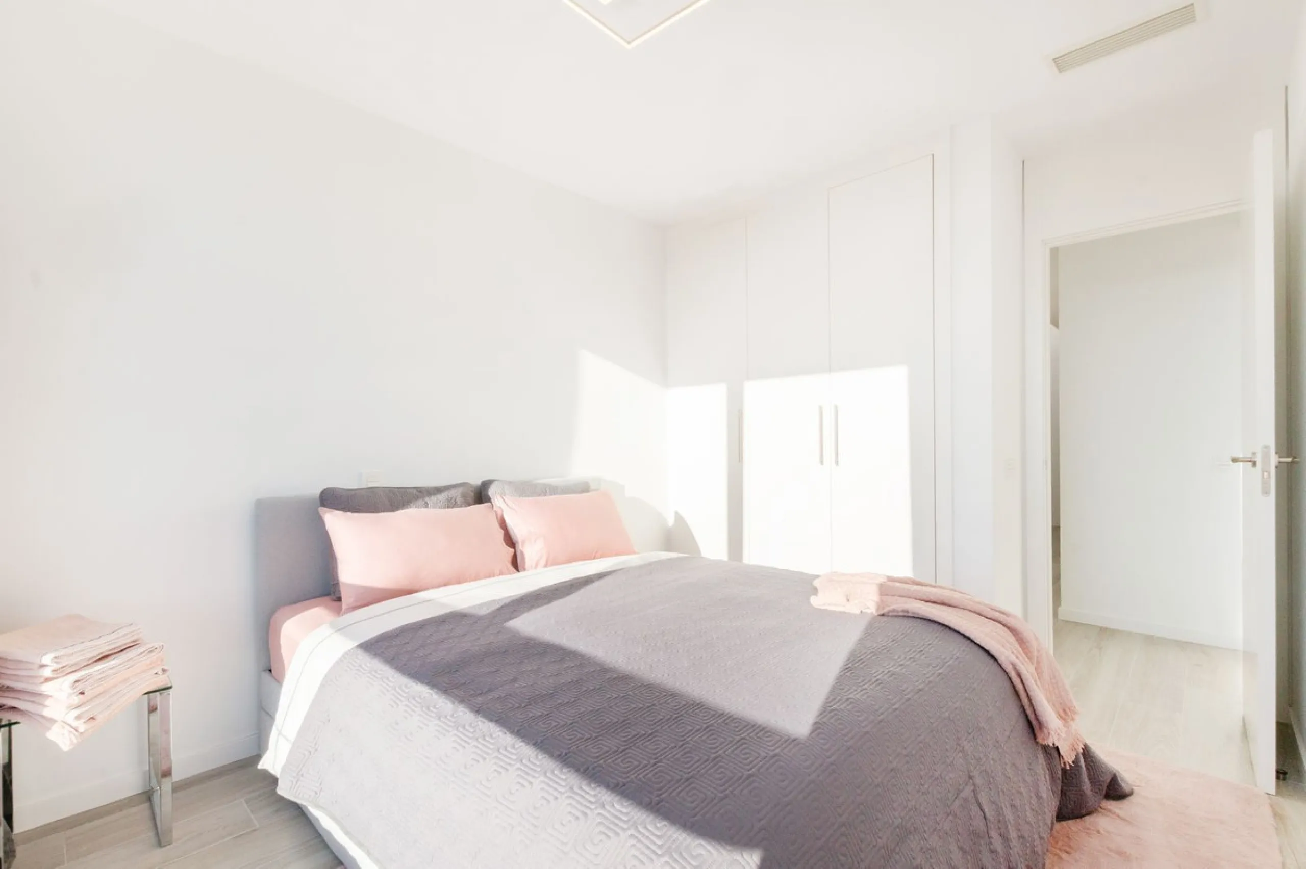 The fashionable townhouses of Oceana Collection are split over three levels and offer an open plan design full of natural light. The living area is spacious with a fully fitted kitchen and elegant lounge and dining area all benefiting from a bright sunlit