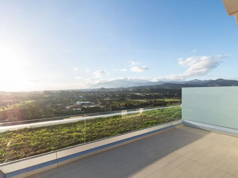 The fashionable townhouses of Oceana Collection are split over three levels and offer an open plan design full of natural light. The living area is spacious with a fully fitted kitchen and elegant lounge and dining area all benefiting from a bright sunlit