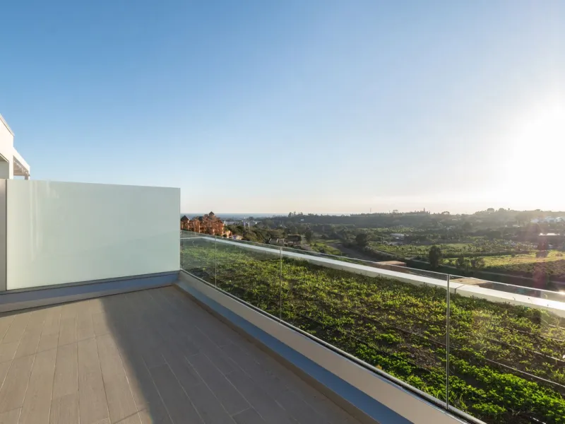 The fashionable townhouses of Oceana Collection are split over three levels and offer an open plan design full of natural light. The living area is spacious with a fully fitted kitchen and elegant lounge and dining area all benefiting from a bright sunlit