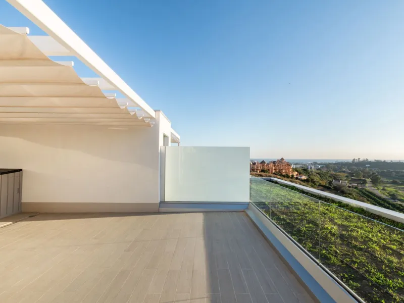 The fashionable townhouses of Oceana Collection are split over three levels and offer an open plan design full of natural light. The living area is spacious with a fully fitted kitchen and elegant lounge and dining area all benefiting from a bright sunlit