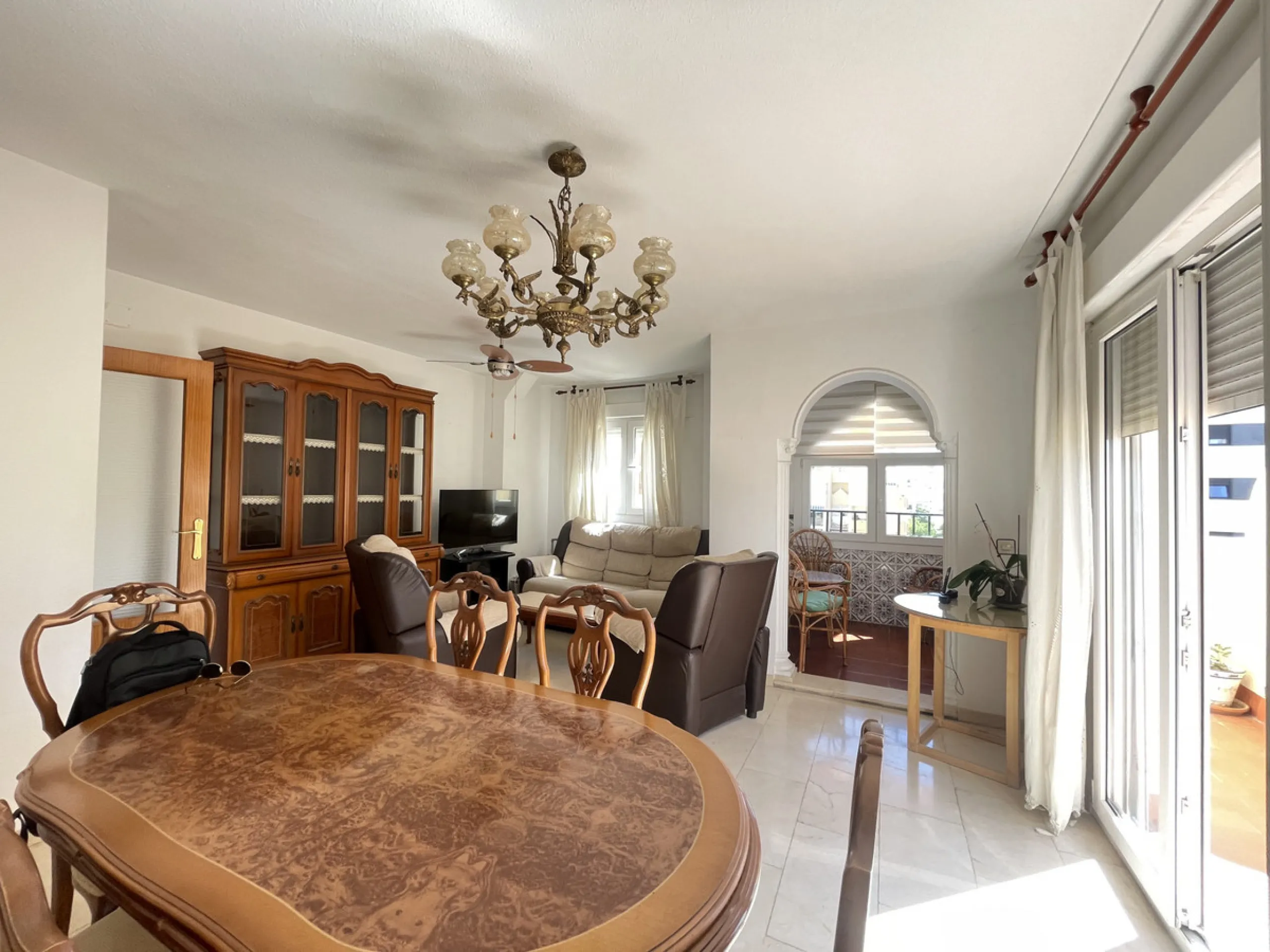 This centrally located duplex is situated in the sought-after area of Estepona town centre, right in the heart of the city and just a few minutes from the beach. It is a spacious property with a floor area of 110 m², spread over two floors, offering every