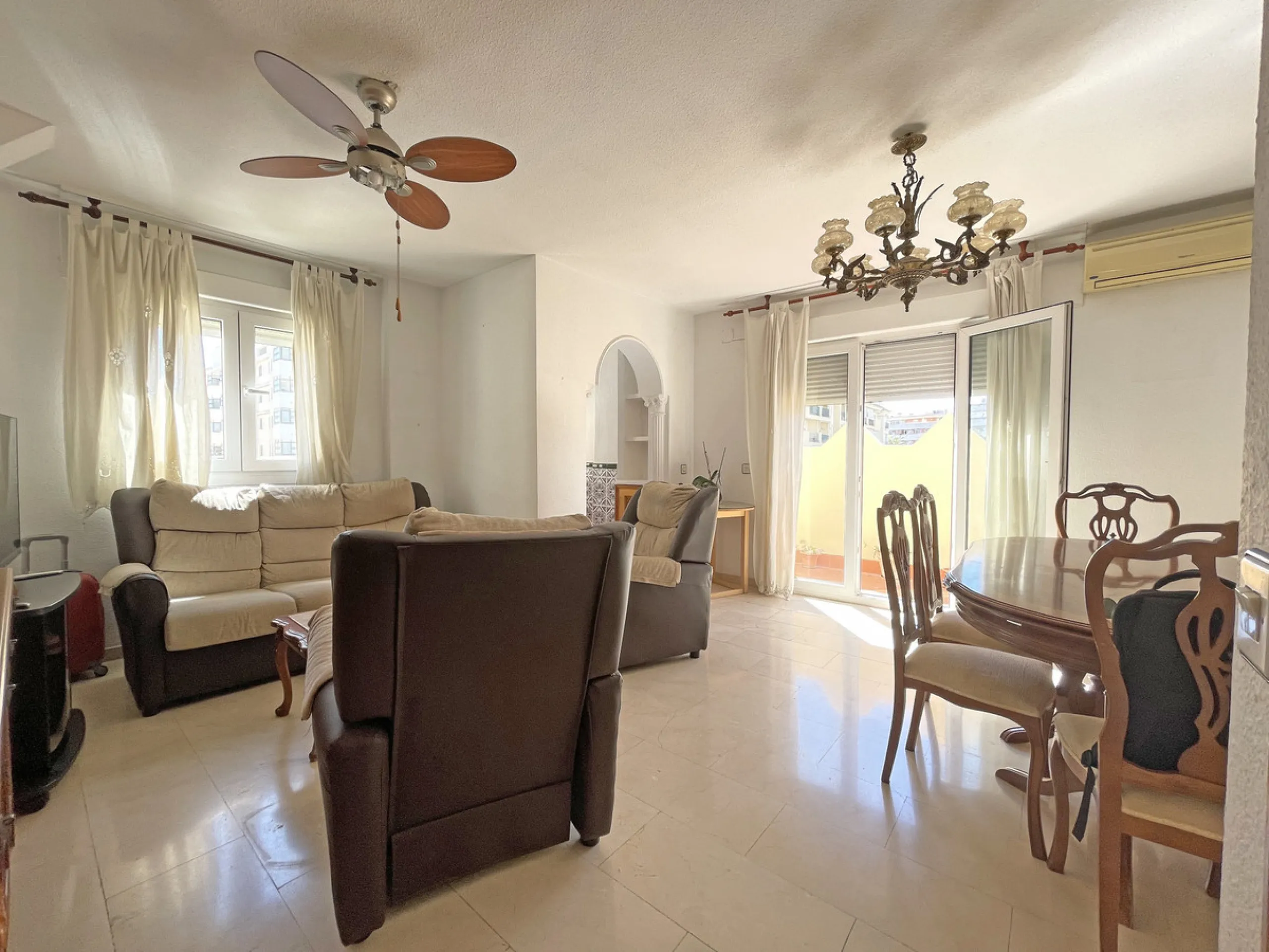 This centrally located duplex is situated in the sought-after area of Estepona town centre, right in the heart of the city and just a few minutes from the beach. It is a spacious property with a floor area of 110 m², spread over two floors, offering every