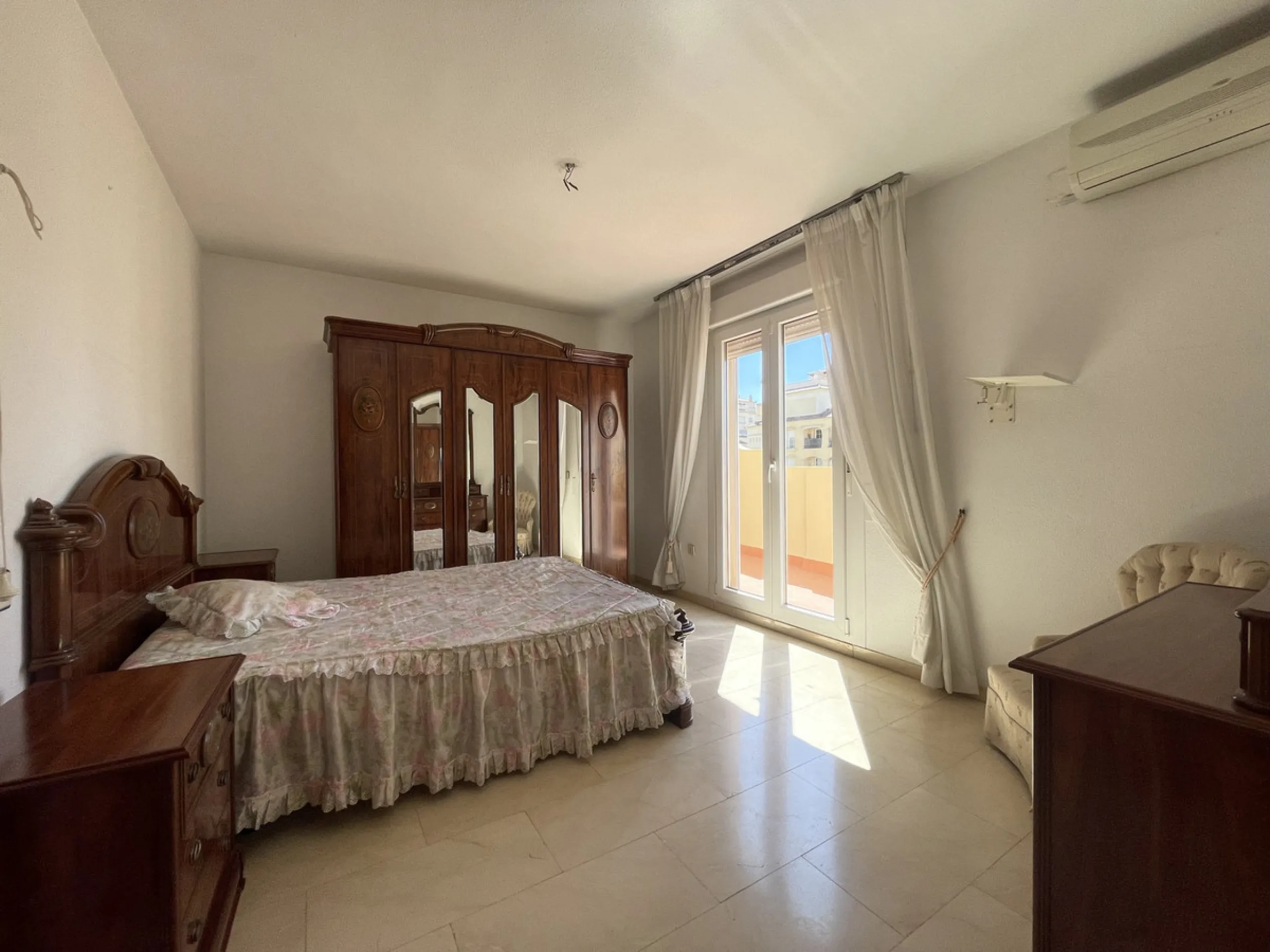 This centrally located duplex is situated in the sought-after area of Estepona town centre, right in the heart of the city and just a few minutes from the beach. It is a spacious property with a floor area of 110 m², spread over two floors, offering every
