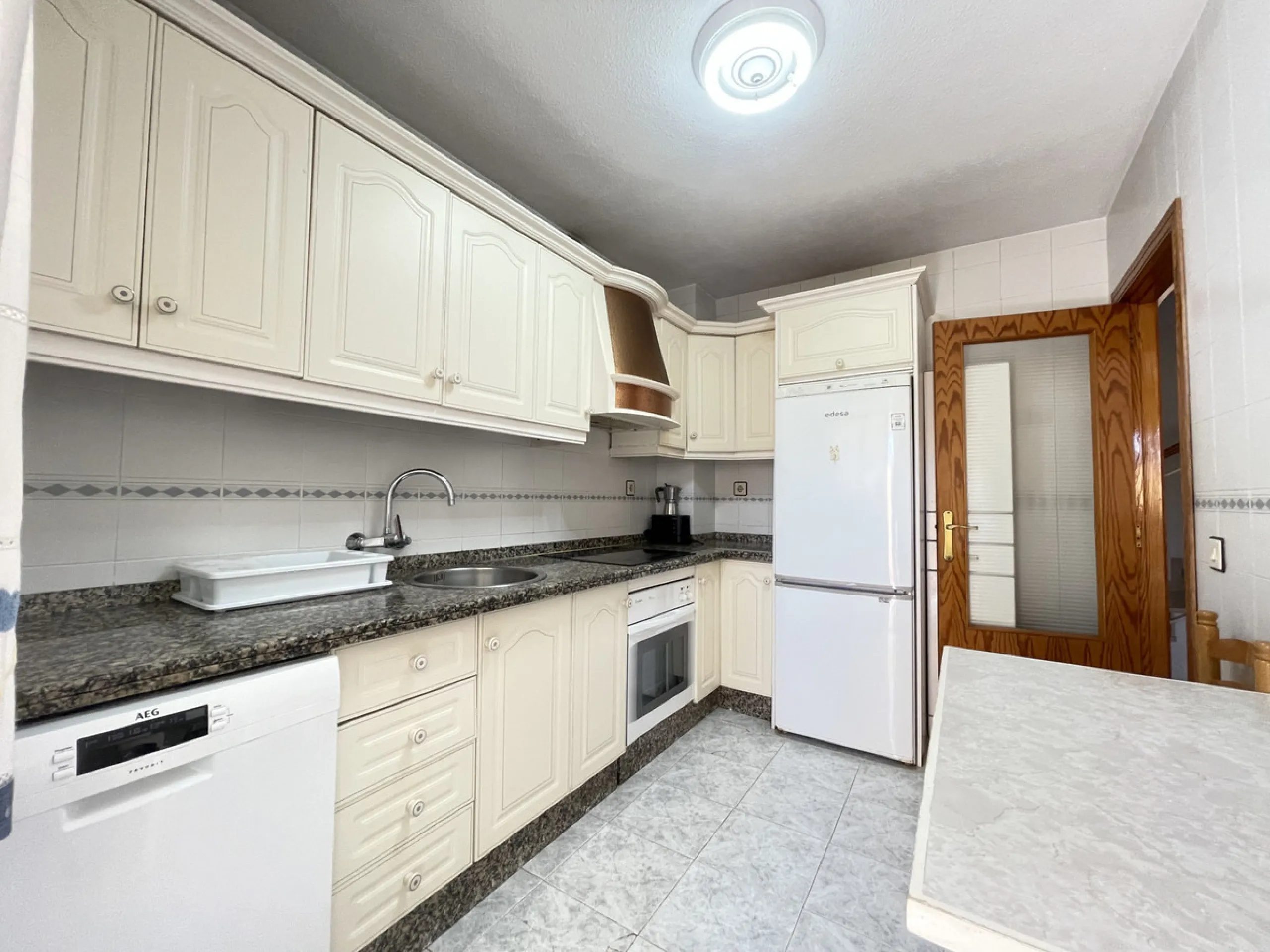 This centrally located duplex is situated in the sought-after area of Estepona town centre, right in the heart of the city and just a few minutes from the beach. It is a spacious property with a floor area of 110 m², spread over two floors, offering every