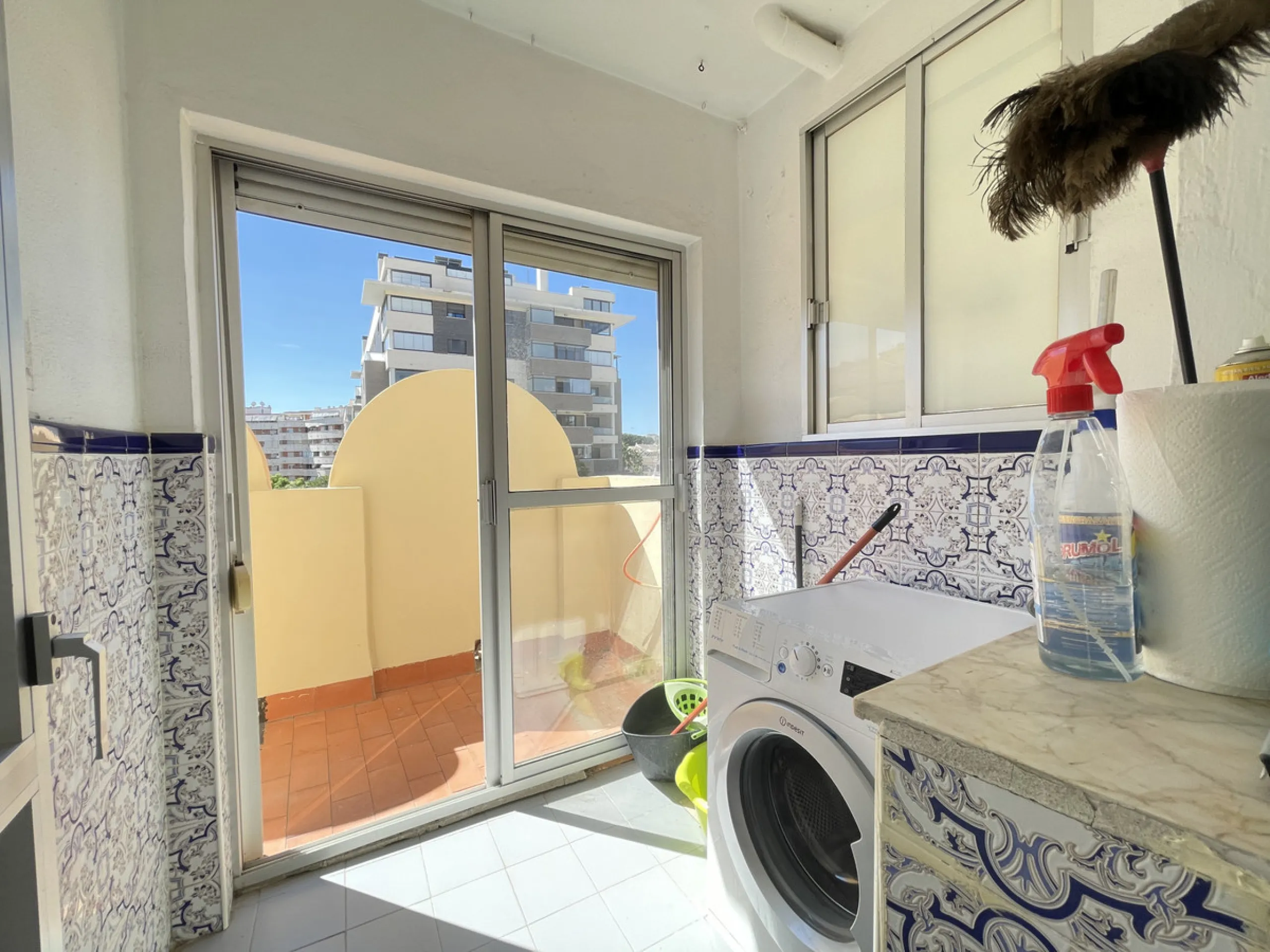 This centrally located duplex is situated in the sought-after area of Estepona town centre, right in the heart of the city and just a few minutes from the beach. It is a spacious property with a floor area of 110 m², spread over two floors, offering every