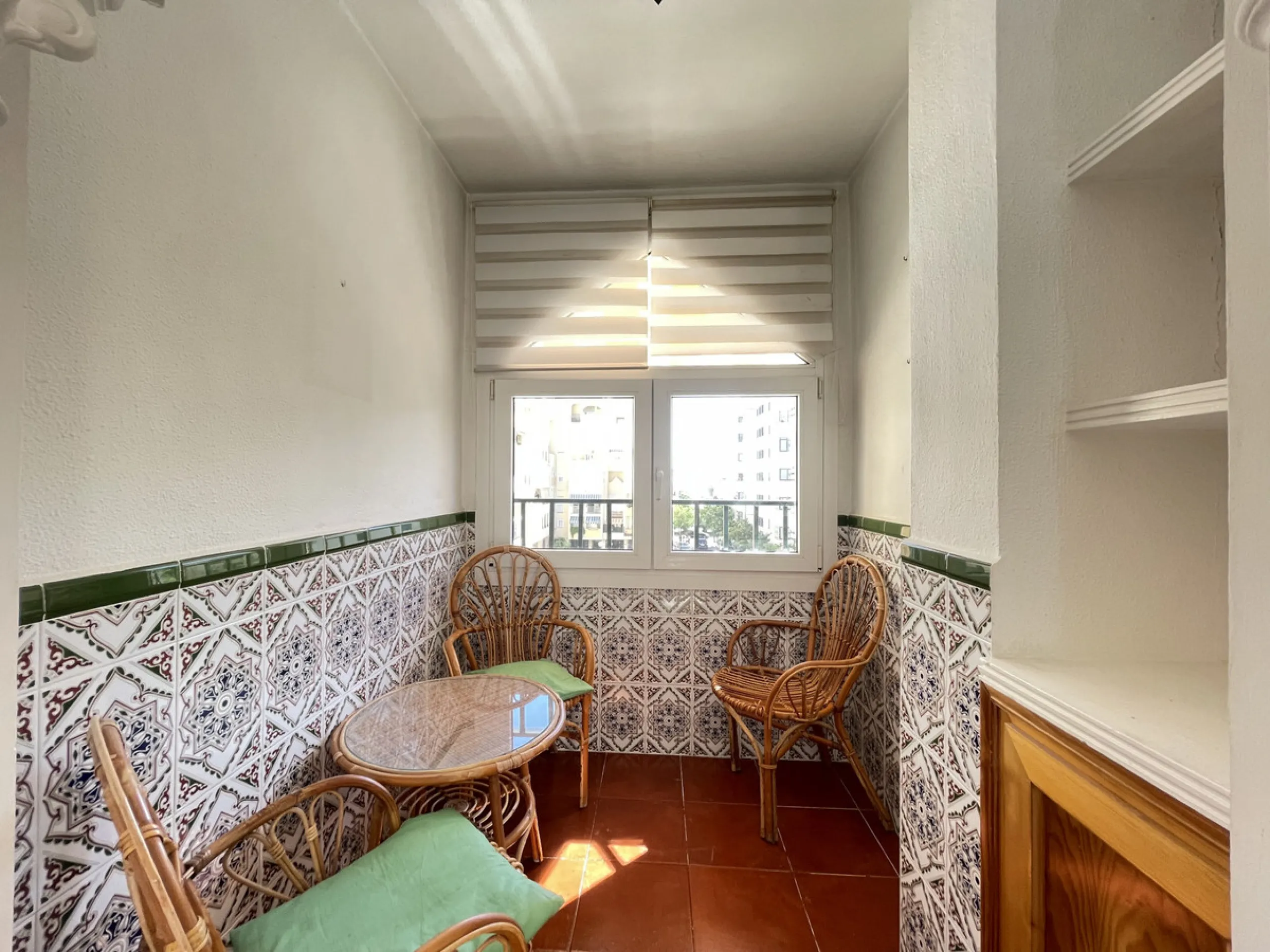 This centrally located duplex is situated in the sought-after area of Estepona town centre, right in the heart of the city and just a few minutes from the beach. It is a spacious property with a floor area of 110 m², spread over two floors, offering every