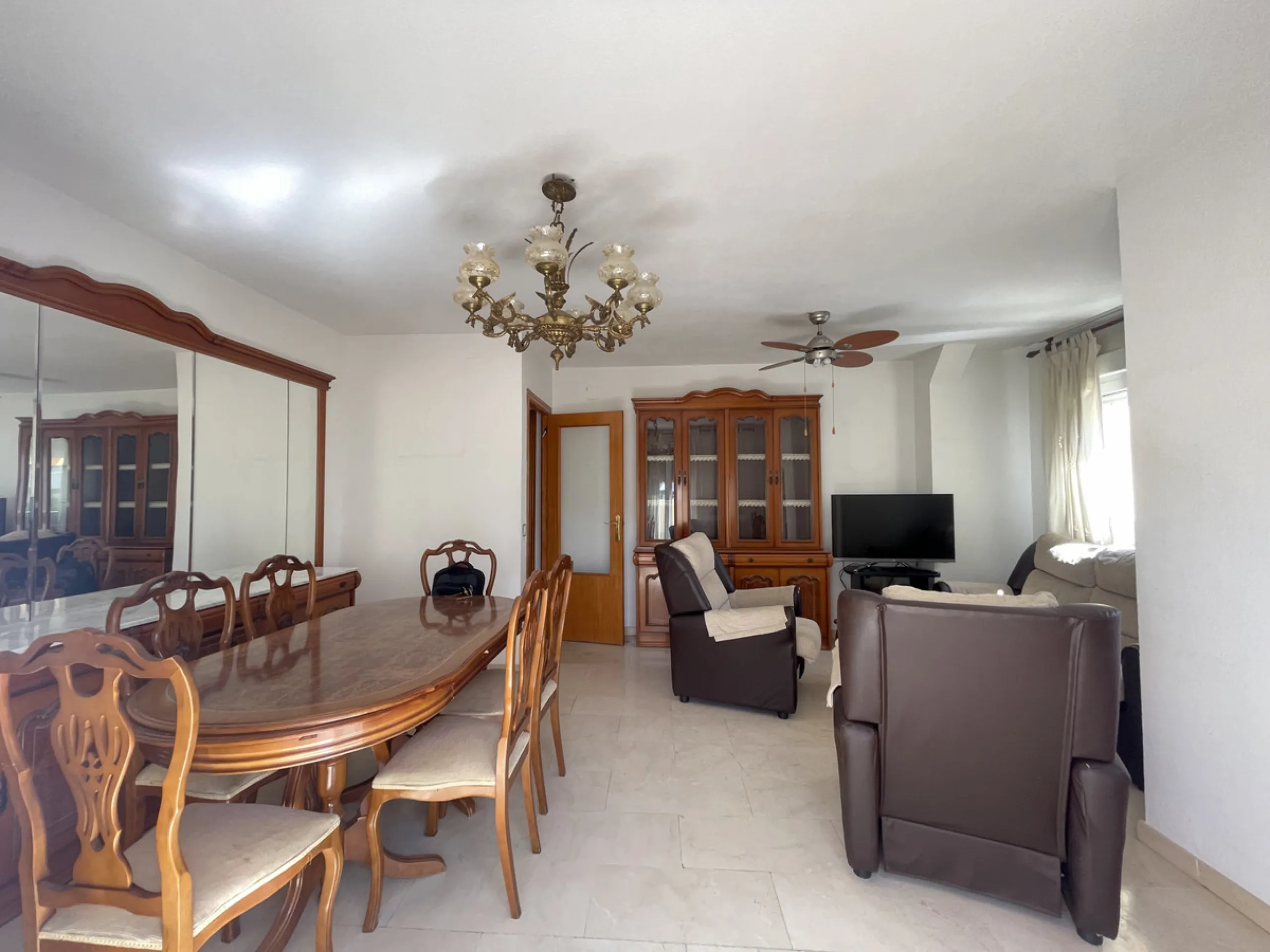 This centrally located duplex is situated in the sought-after area of Estepona town centre, right in the heart of the city and just a few minutes from the beach. It is a spacious property with a floor area of 110 m², spread over two floors, offering every
