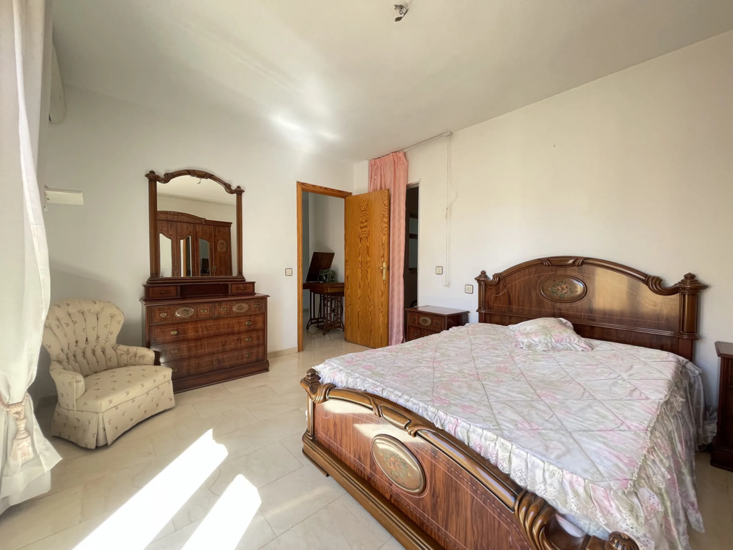 This centrally located duplex is situated in the sought-after area of Estepona town centre, right in the heart of the city and just a few minutes from the beach. It is a spacious property with a floor area of 110 m², spread over two floors, offering every