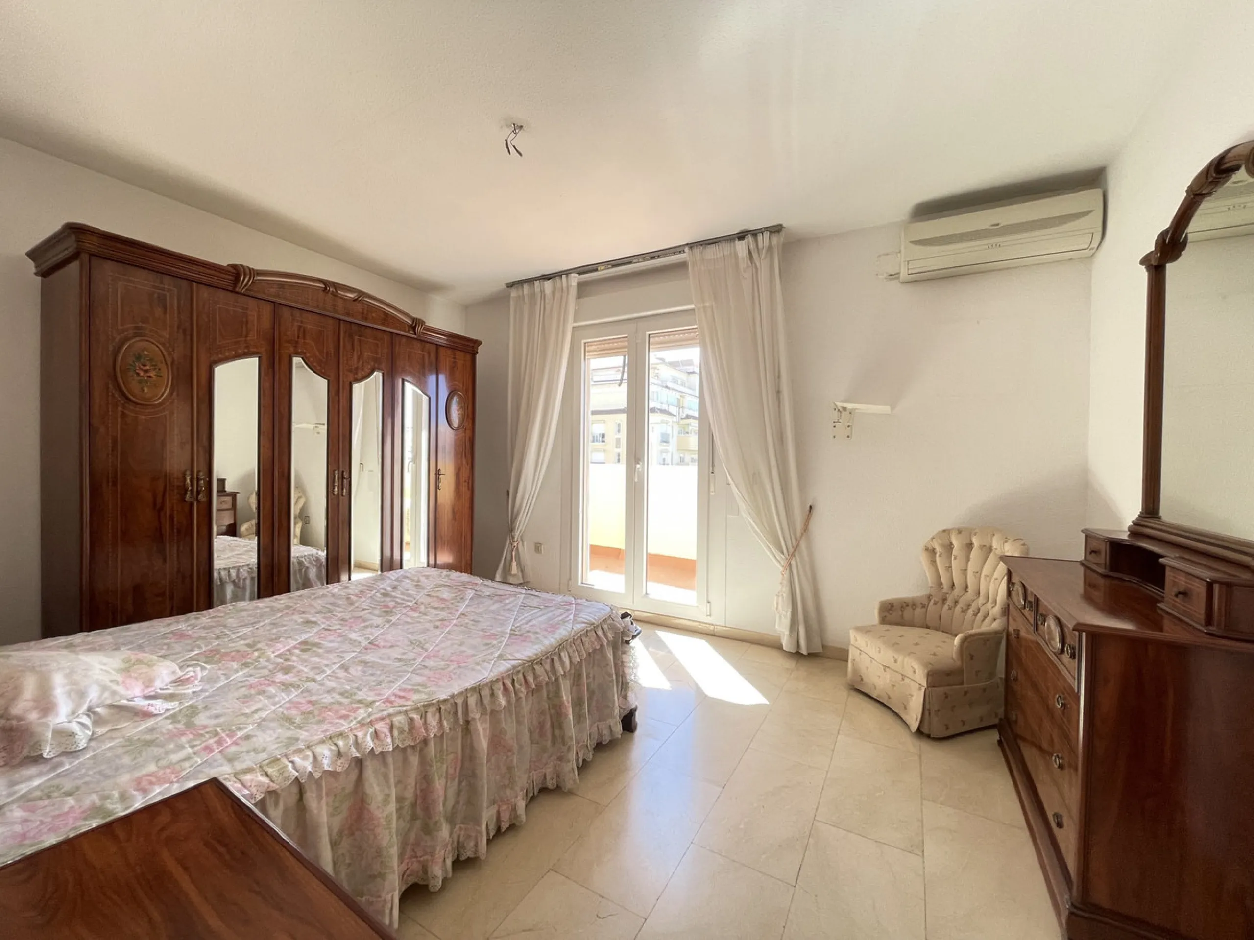 This centrally located duplex is situated in the sought-after area of Estepona town centre, right in the heart of the city and just a few minutes from the beach. It is a spacious property with a floor area of 110 m², spread over two floors, offering every
