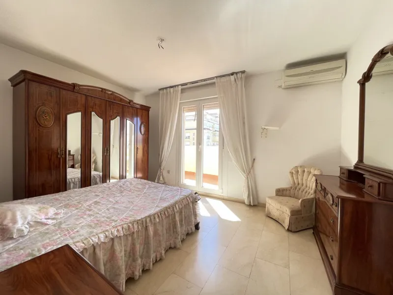 This centrally located duplex is situated in the sought-after area of Estepona town centre, right in the heart of the city and just a few minutes from the beach. It is a spacious property with a floor area of 110 m², spread over two floors, offering every