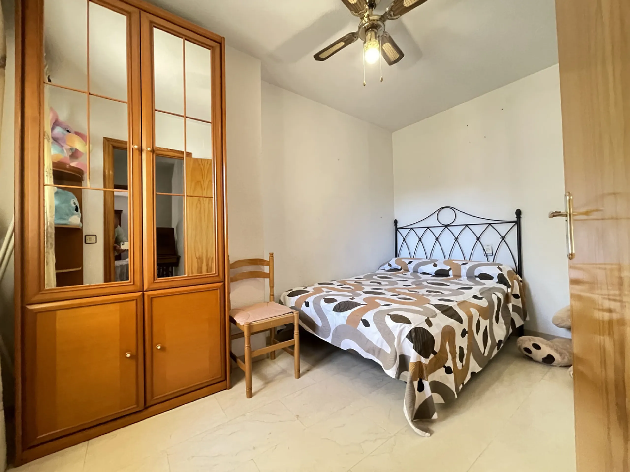 This centrally located duplex is situated in the sought-after area of Estepona town centre, right in the heart of the city and just a few minutes from the beach. It is a spacious property with a floor area of 110 m², spread over two floors, offering every